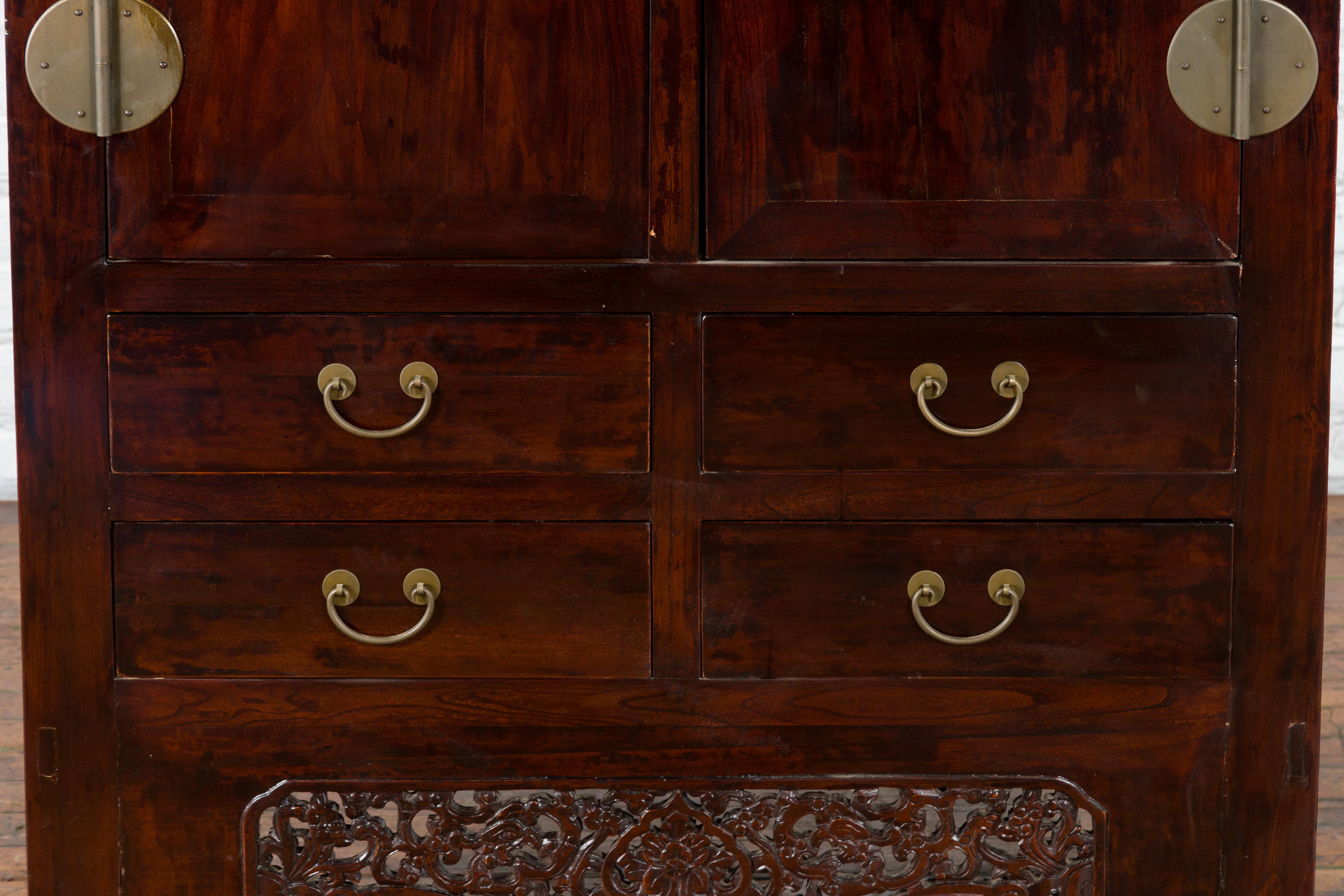 Armoire en orme de la dynastie chinoise Qing du 19e siècle avec portes et quatre tiroirs en vente 1