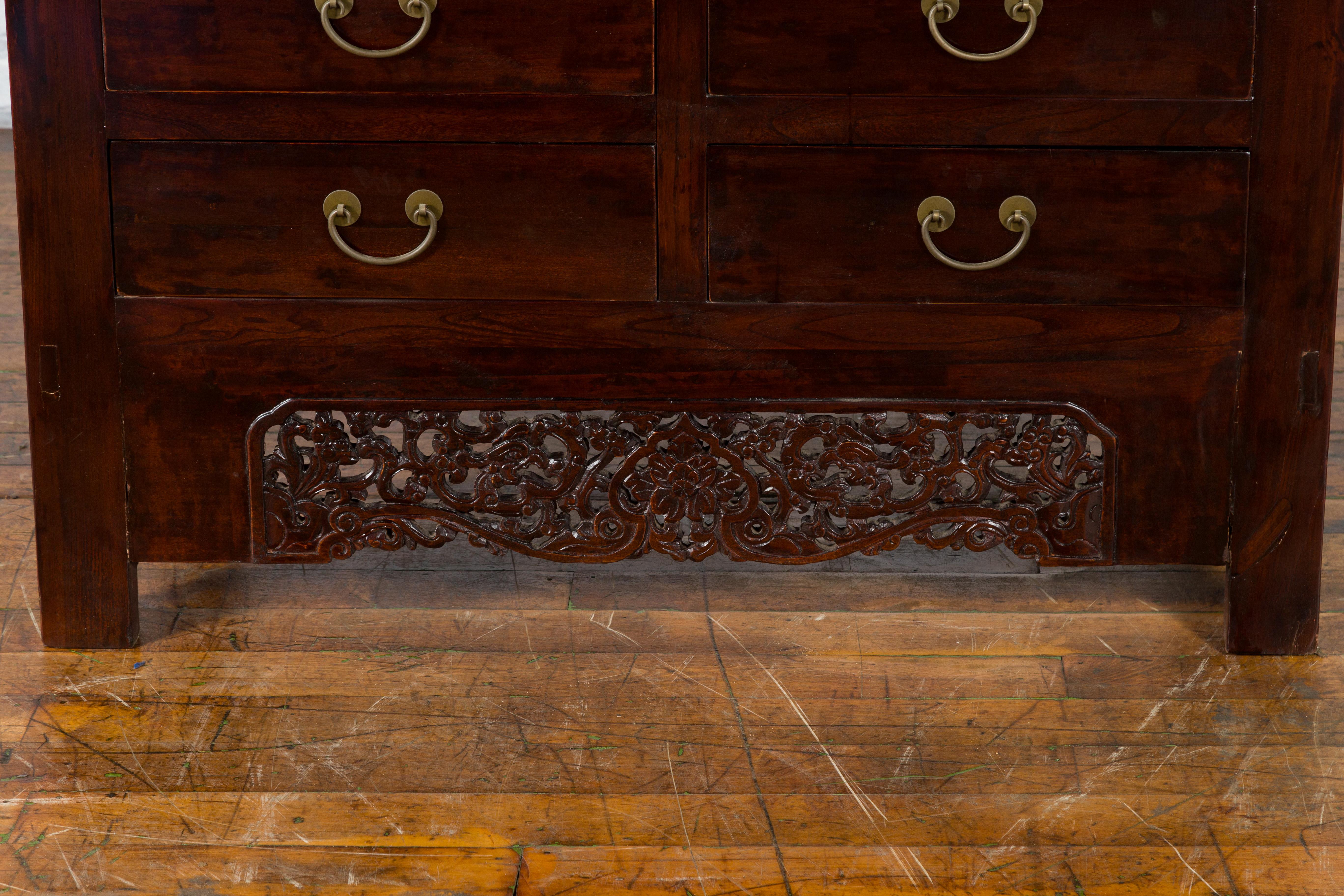 Armoire en orme de la dynastie chinoise Qing du 19e siècle avec portes et quatre tiroirs en vente 2