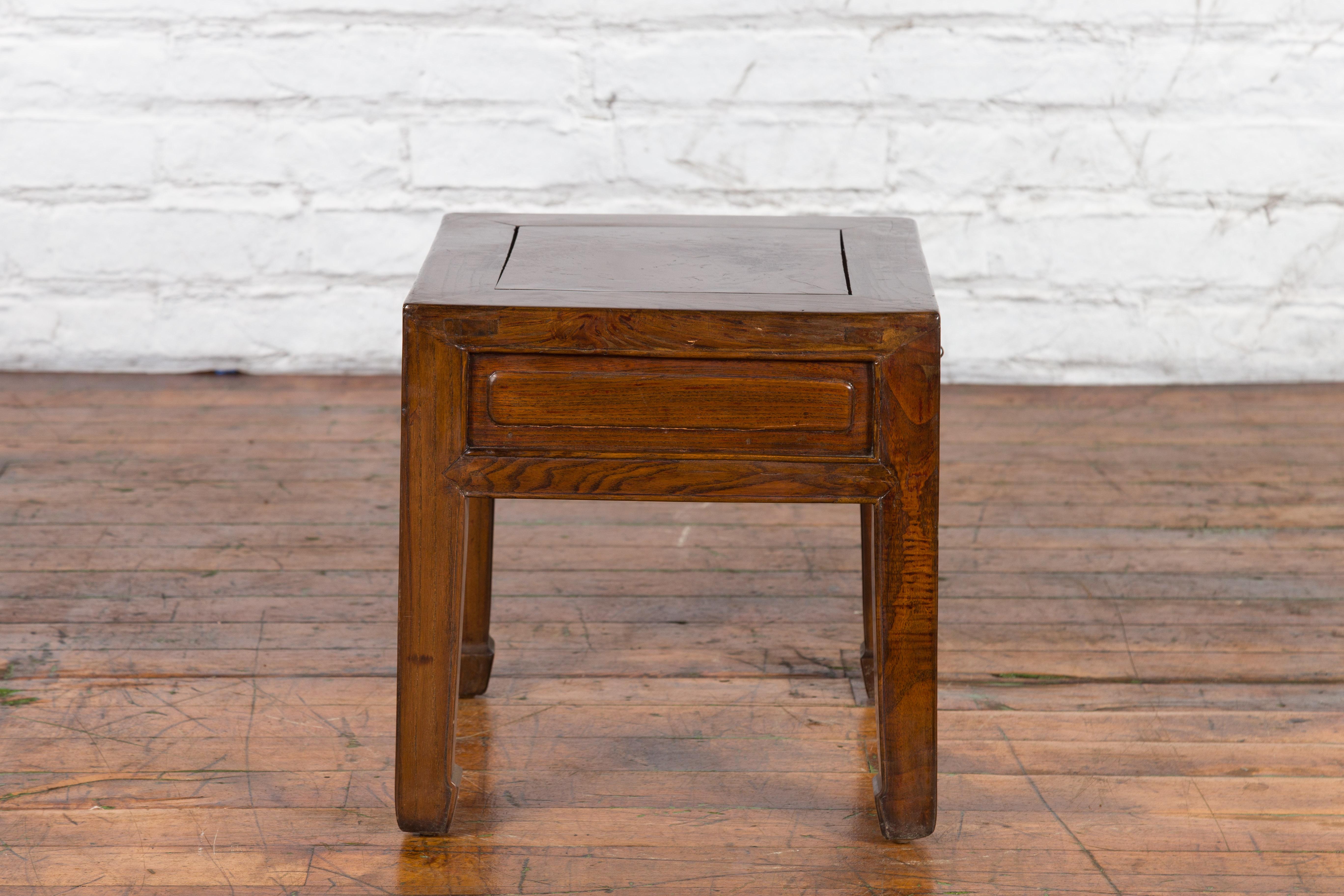 Chinesische Qing Dynasty 19. Jahrhundert Ulme Beistelltisch mit einer Schublade im Angebot 3