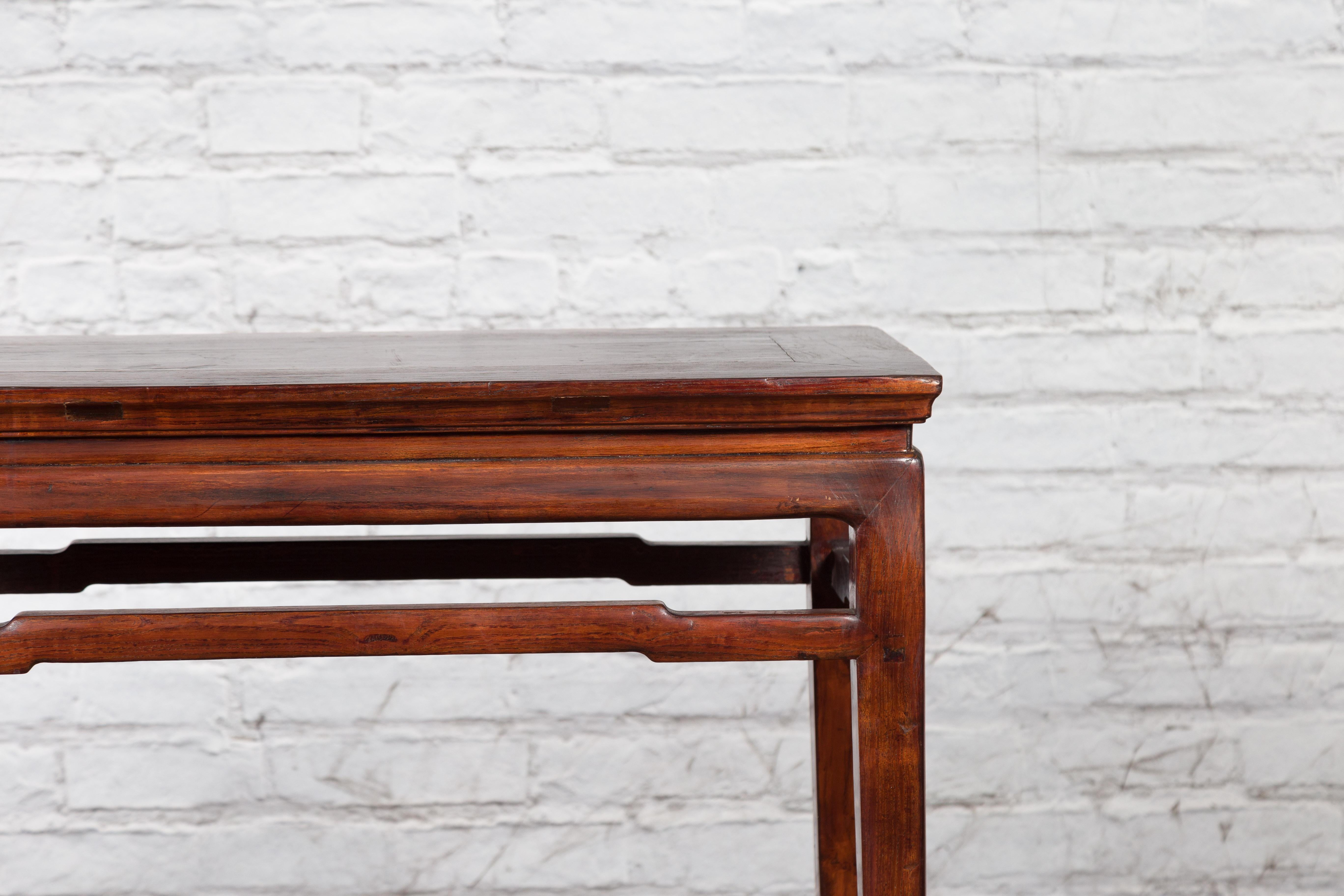 Orme Table à vin en orme de la dynastie chinoise Qing du 19e siècle avec brancards en vente