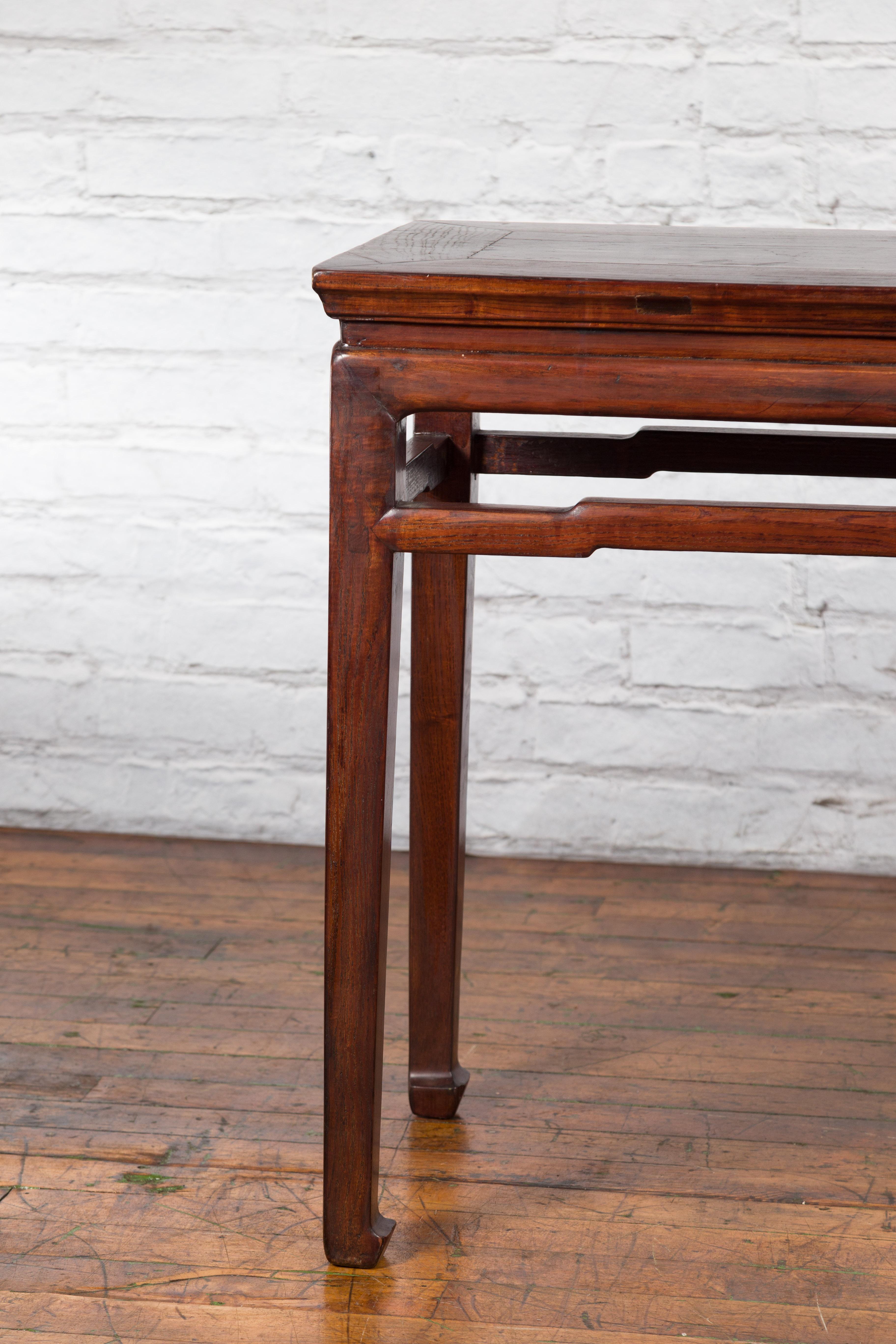 Table à vin en orme de la dynastie chinoise Qing du 19e siècle avec brancards en vente 1