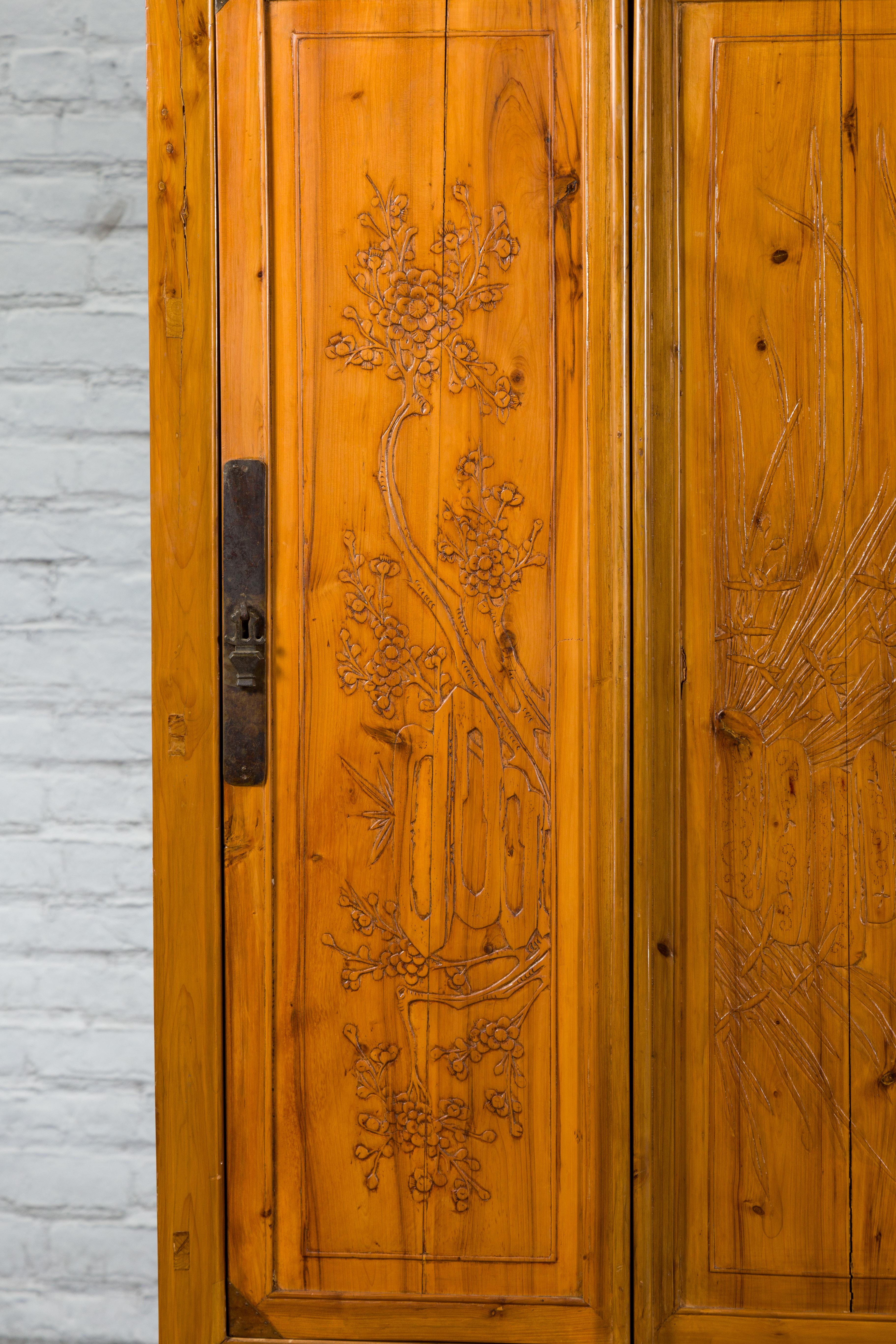 Grande armoire chinoise à quatre portes en bois d'orme avec feuillage sculpté en bas-relief en vente 4