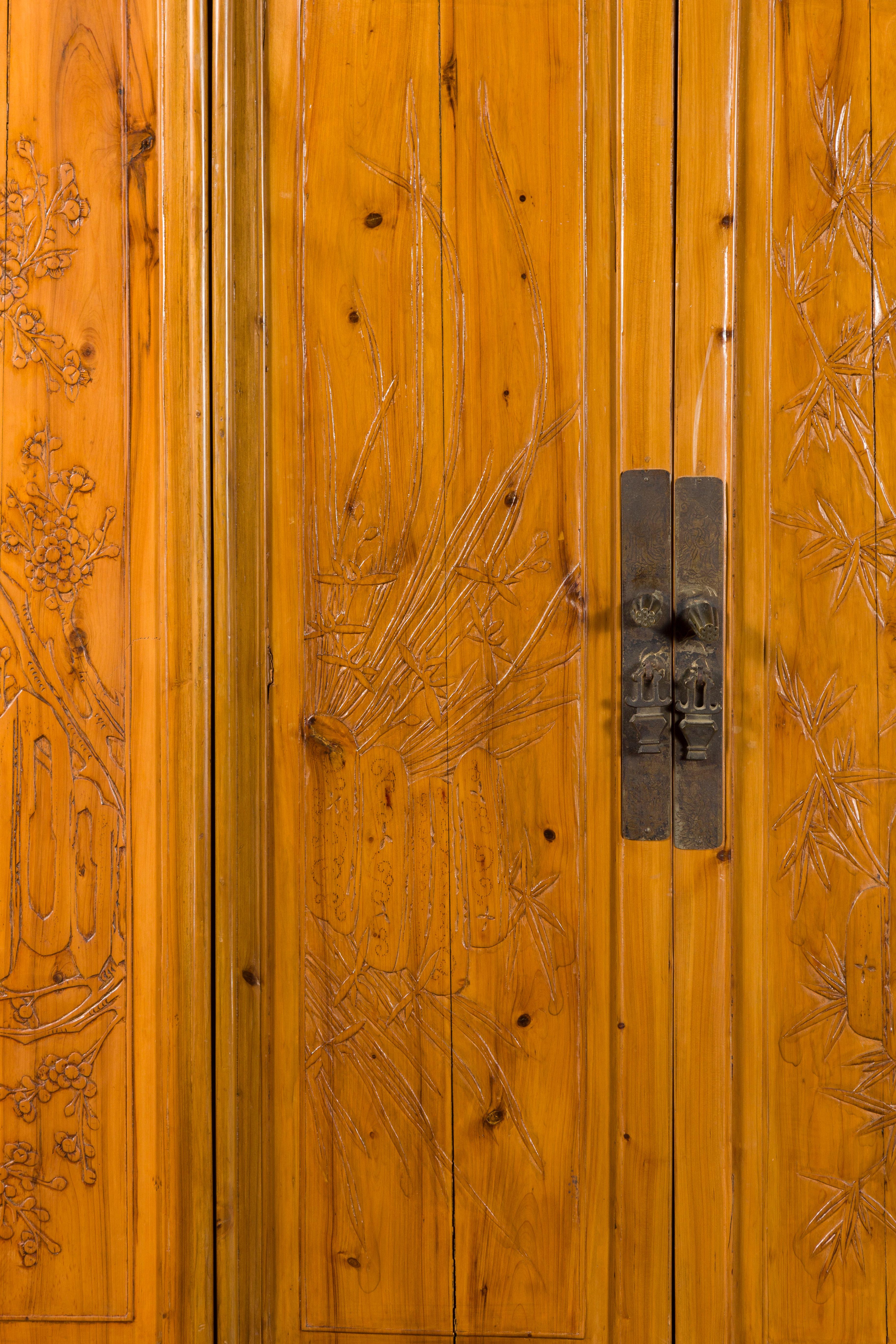 Grande armoire chinoise à quatre portes en bois d'orme avec feuillage sculpté en bas-relief en vente 5
