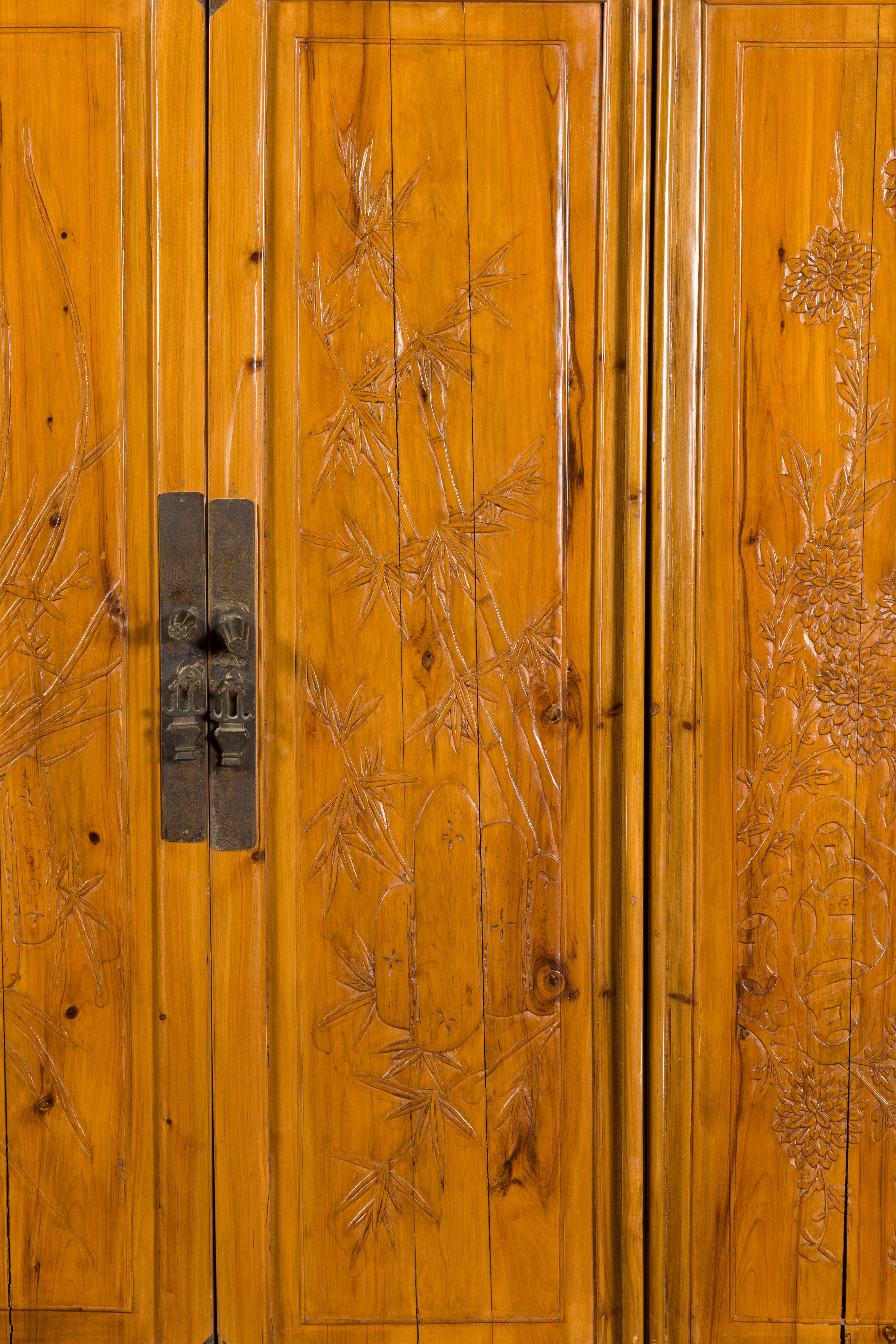 Grande armoire chinoise à quatre portes en bois d'orme avec feuillage sculpté en bas-relief en vente 6