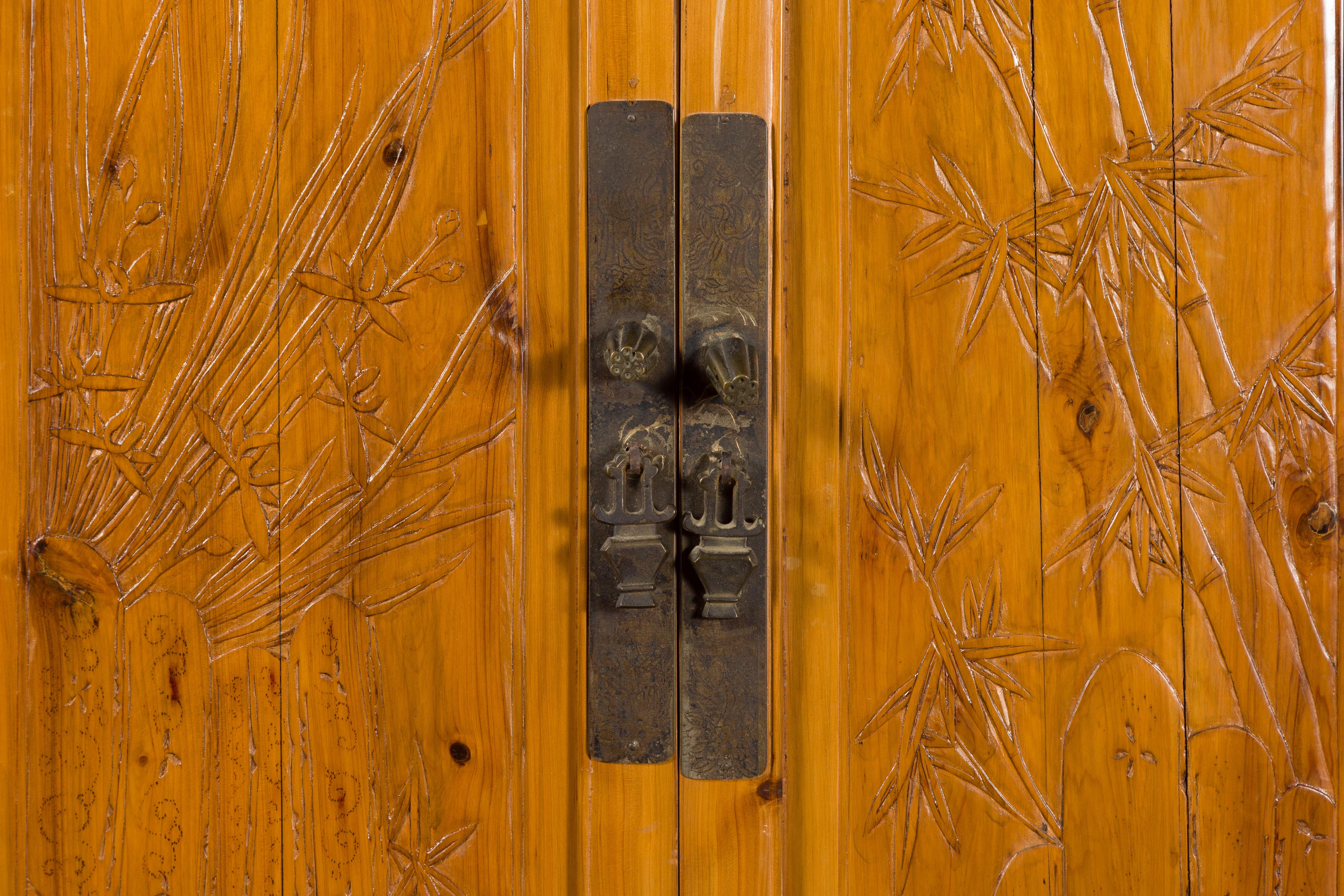 Grande armoire chinoise à quatre portes en bois d'orme avec feuillage sculpté en bas-relief en vente 8