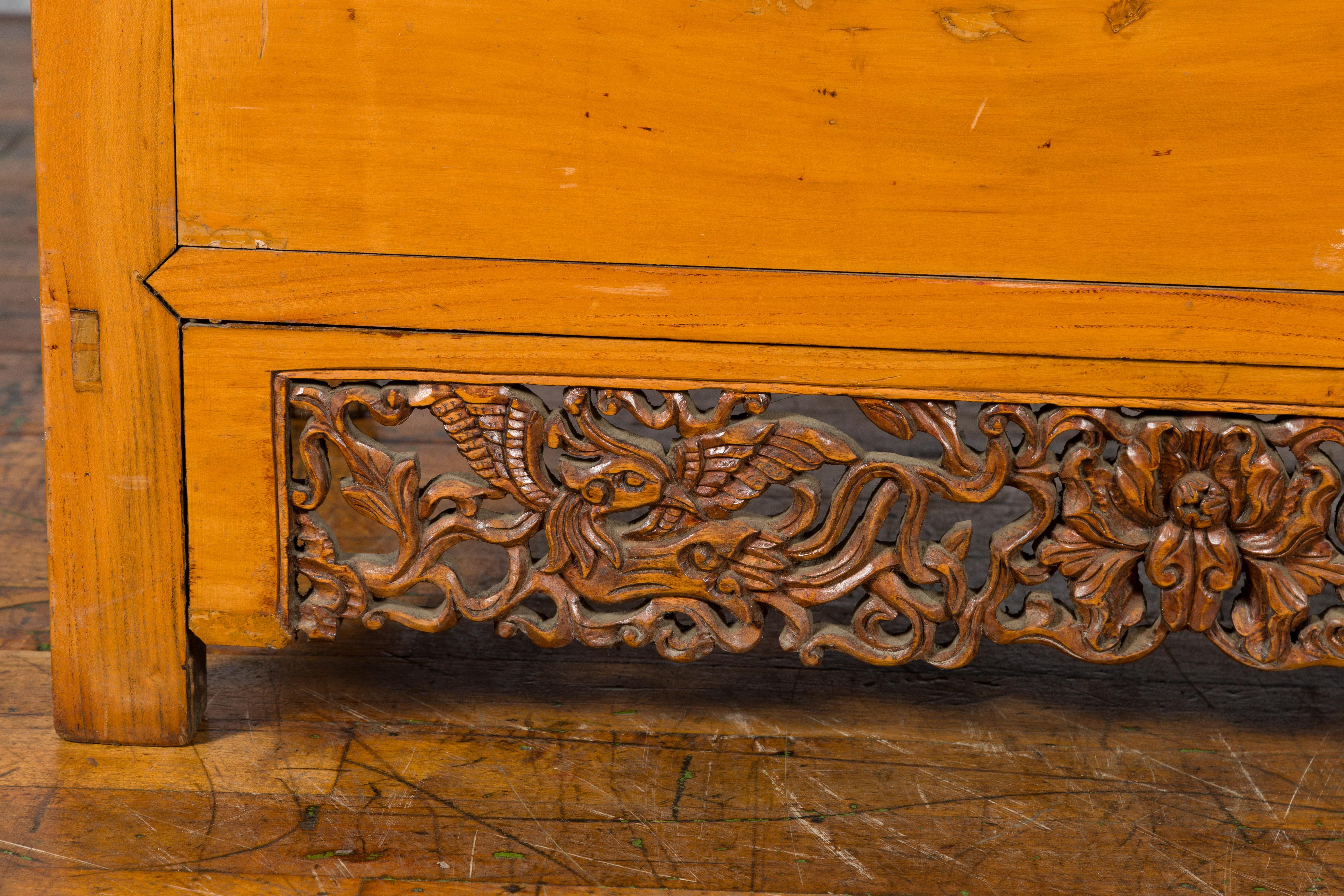 Chinesische Qing Dynasty 19. Jahrhundert Elmwoods Kabinett mit geschnitzter Schürze im Angebot 3