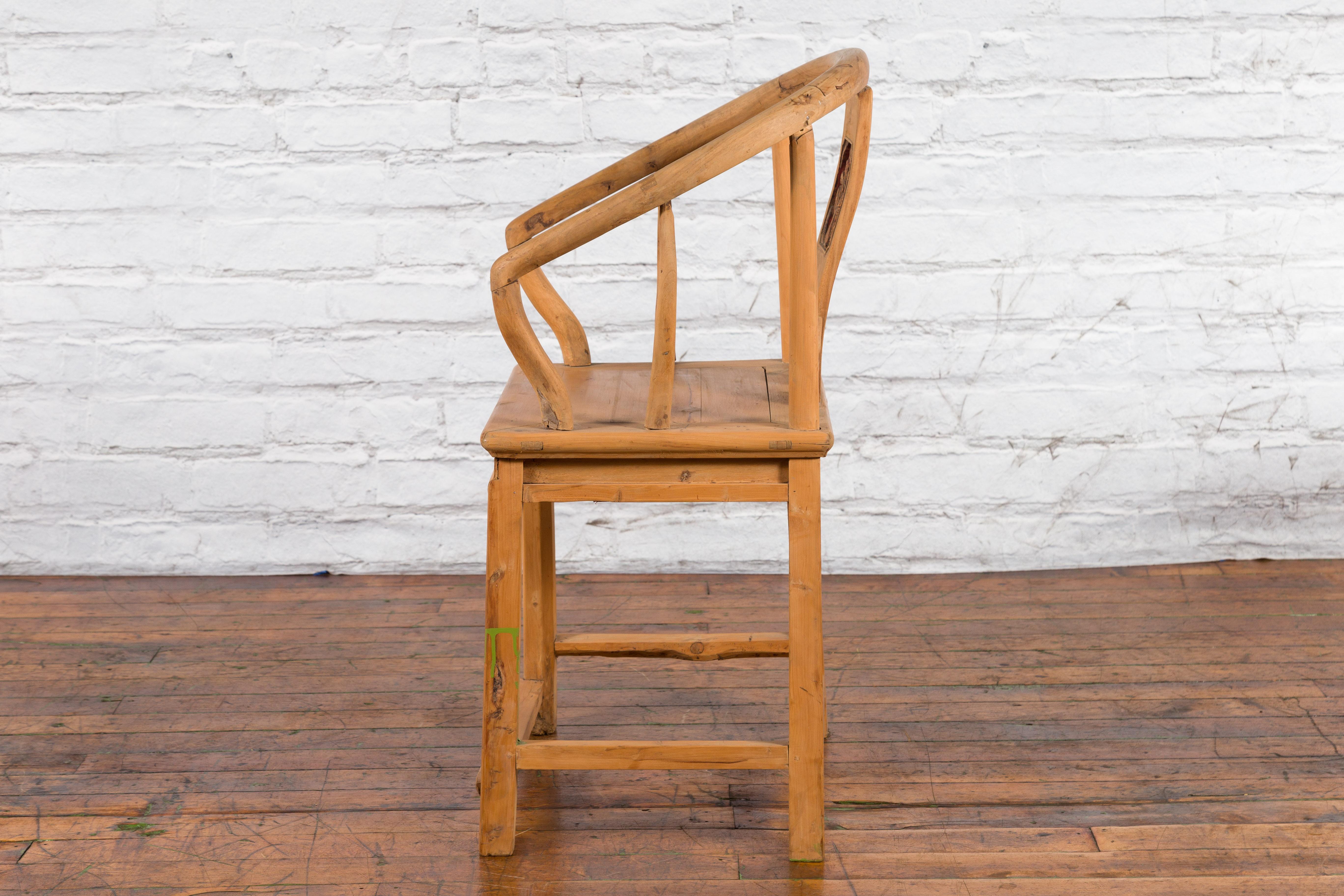 Sculpté à la main Chaise en bois d'orme de la dynastie chinoise Qing du 19ème siècle avec médaillon sculpté de caractère en vente