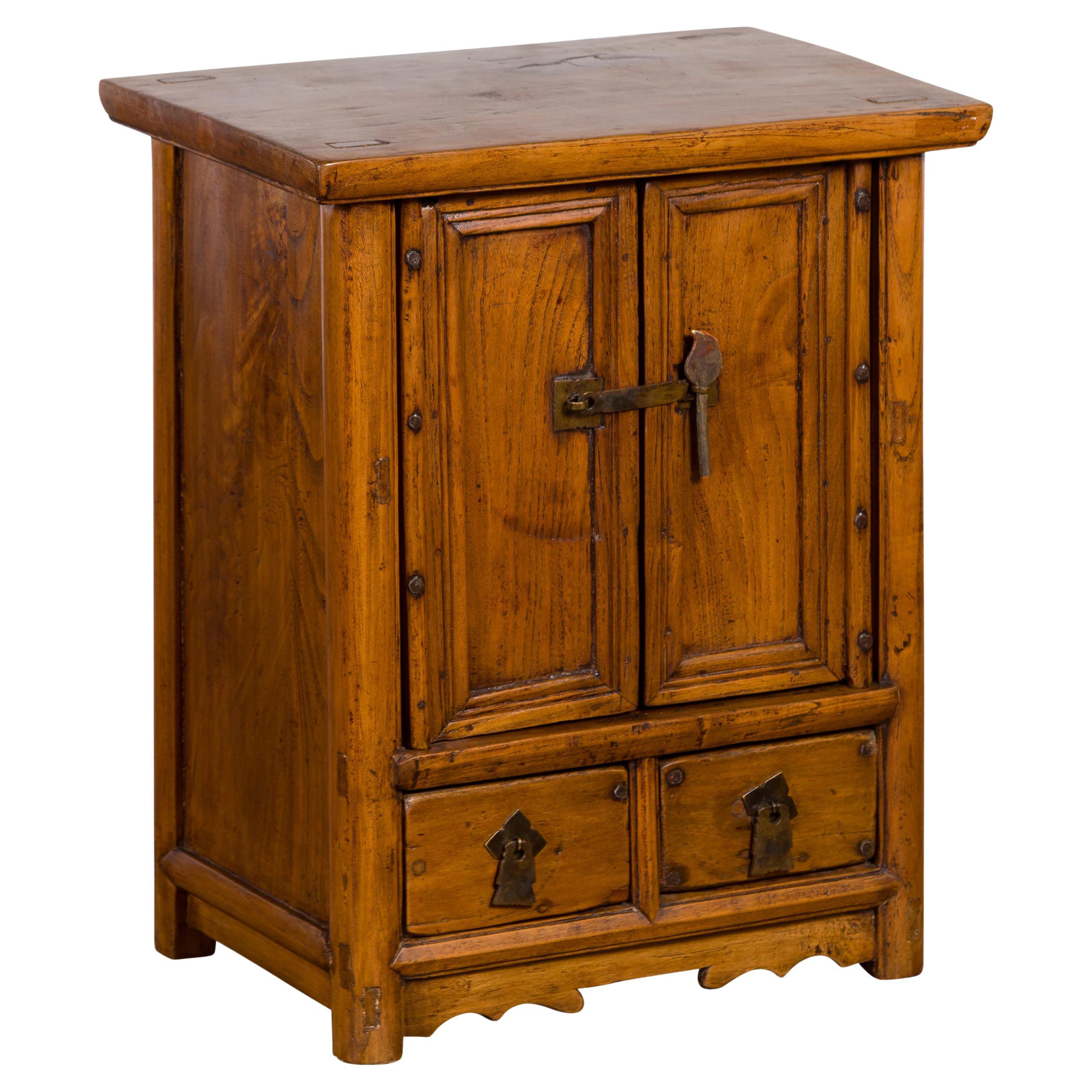 Cabinet d'appoint en bois d'élmwood avec portes et tiroirs, dynastie chinoise Qing, 19e siècle