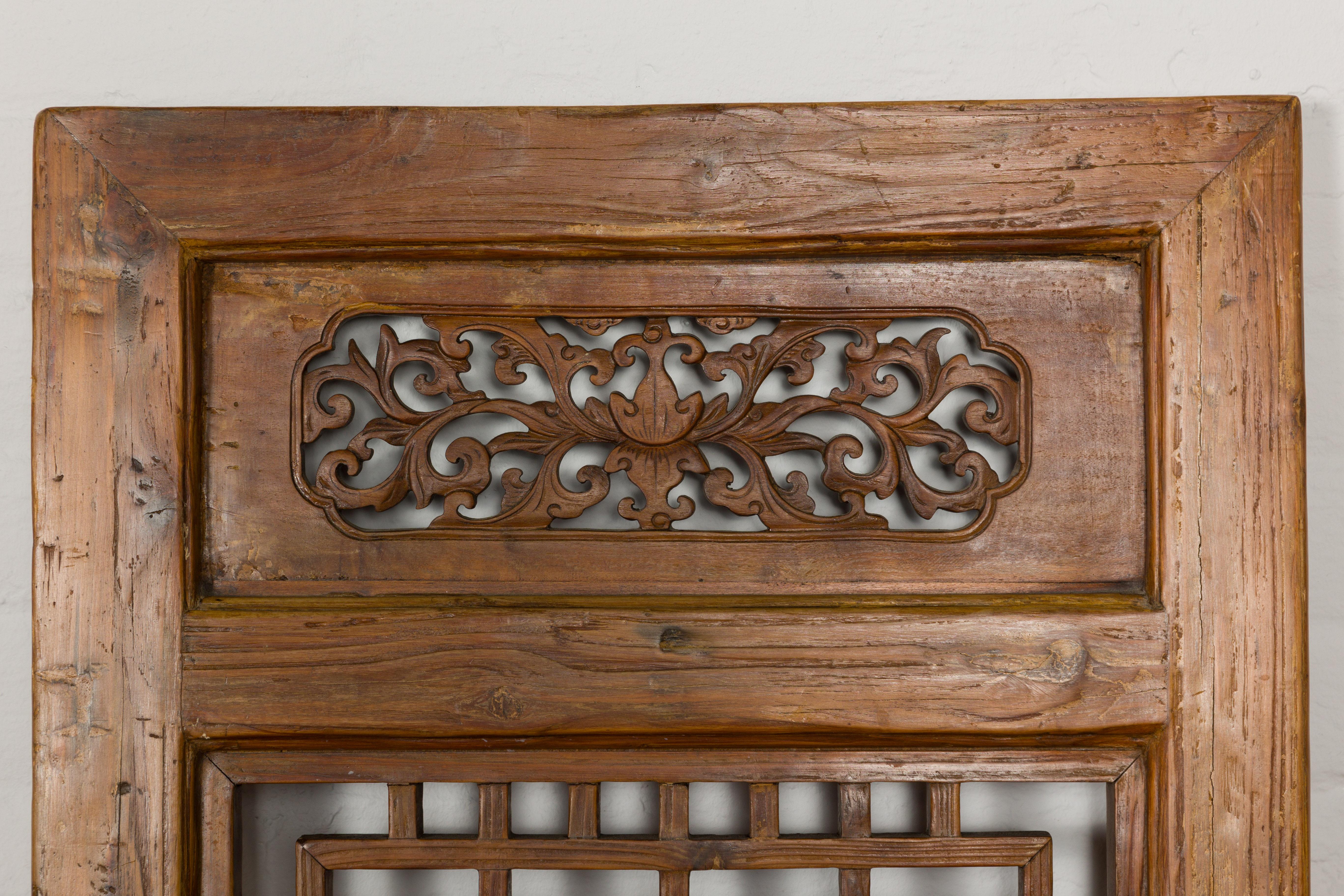 Chinese Qing Dynasty 19th Century Fretwork Screen with Carved Scrolling Motifs For Sale 8