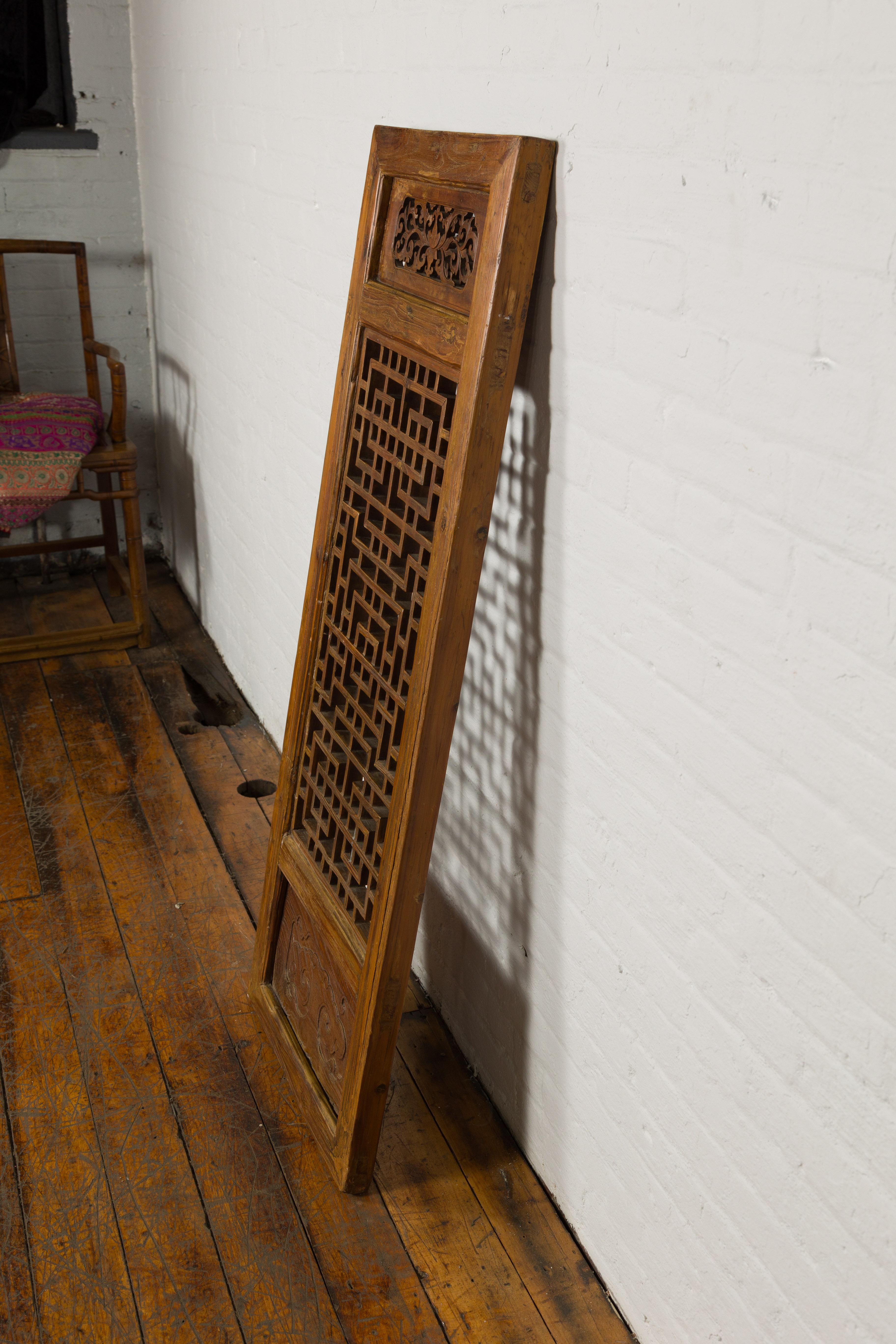 Chinese Qing Dynasty 19th Century Fretwork Screen with Carved Scrolling Motifs For Sale 11