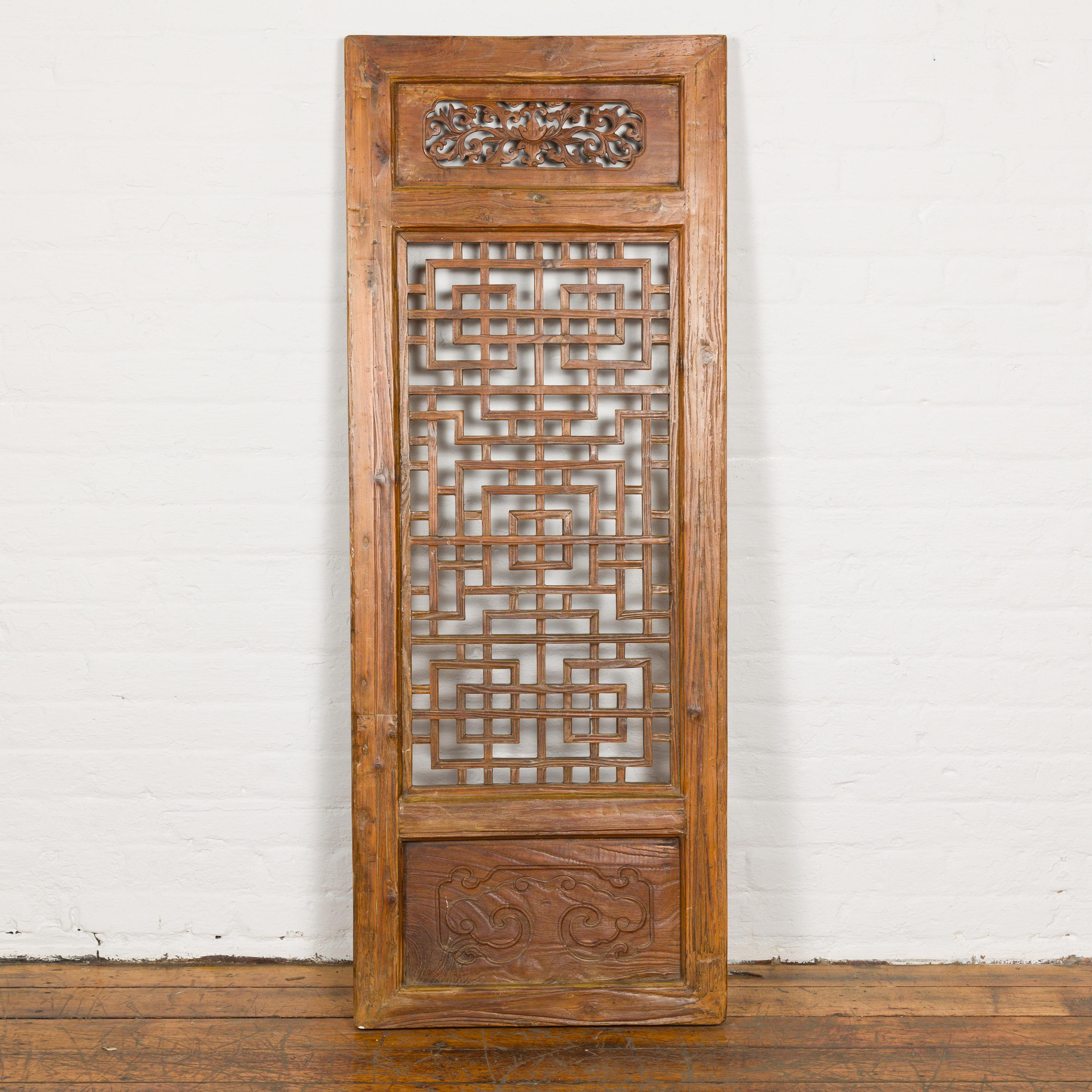 Chinese Qing Dynasty 19th Century Fretwork Screen with Carved Scrolling Motifs In Good Condition For Sale In Yonkers, NY