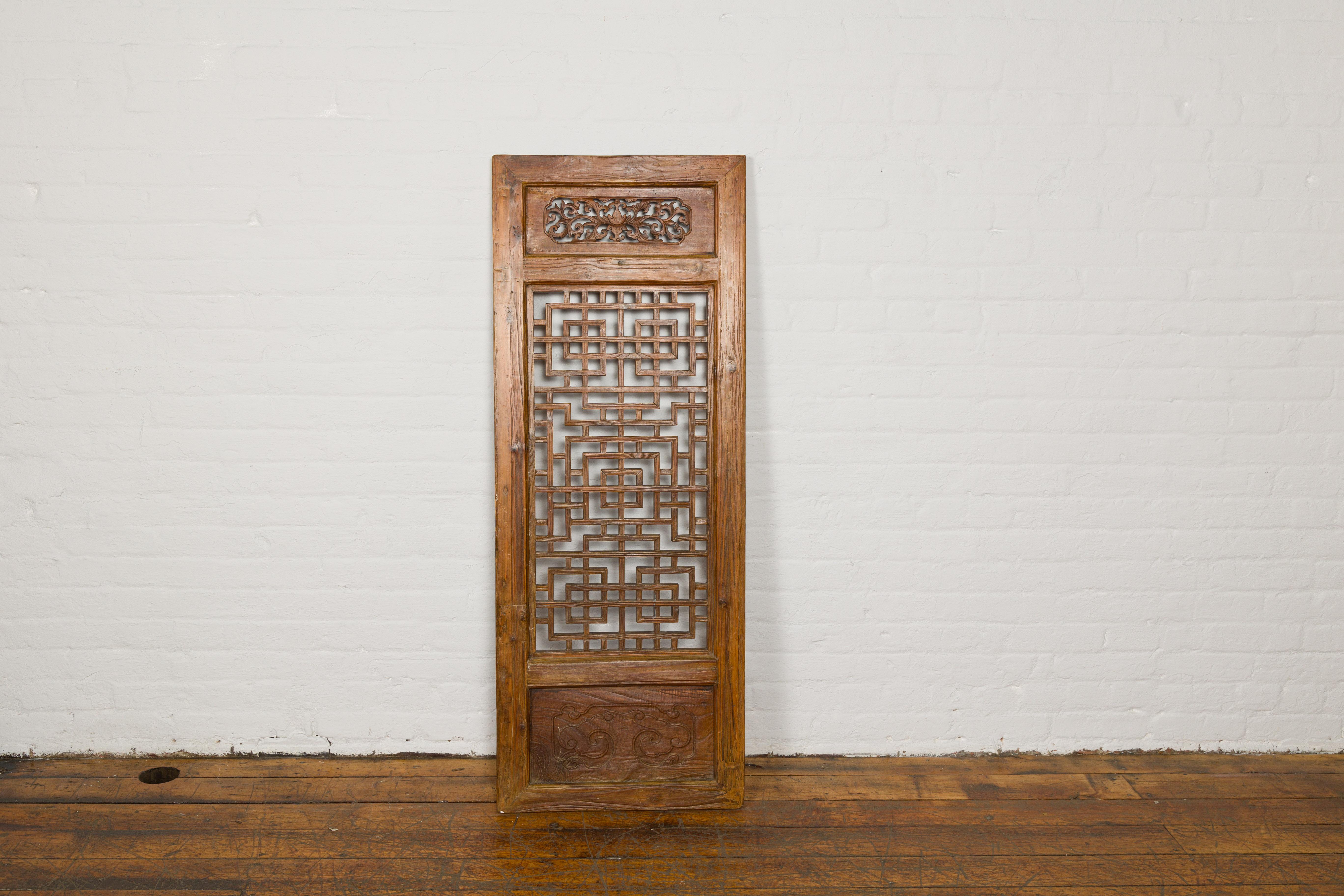Qing Dynasty 19. Jahrhundert Laubsägearbeit Bildschirm mit geschnitzten Scrolling-Motiven im Zustand „Gut“ im Angebot in Yonkers, NY