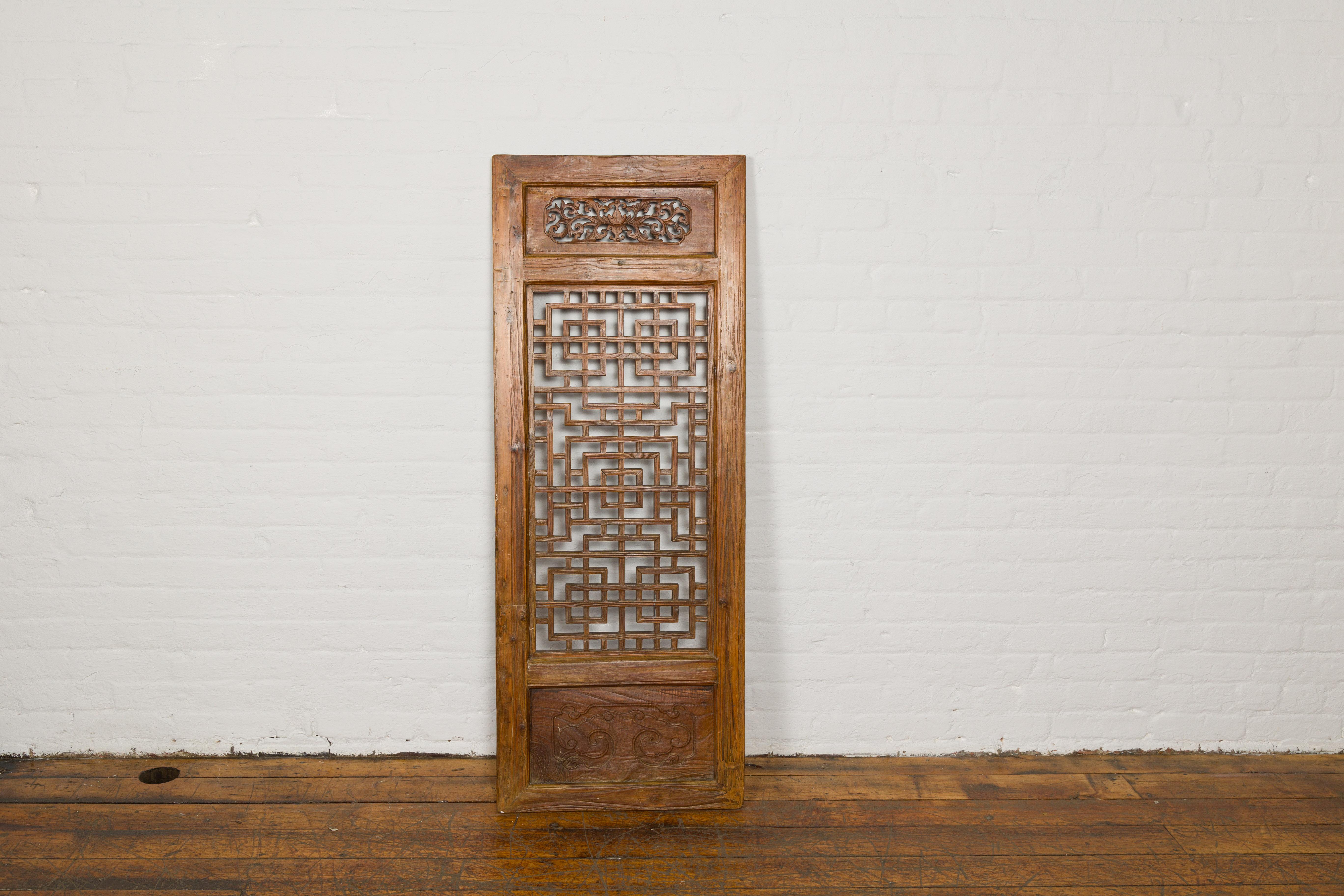 Chinese Qing Dynasty 19th Century Fretwork Screen with Carved Scrolling Motifs For Sale 2