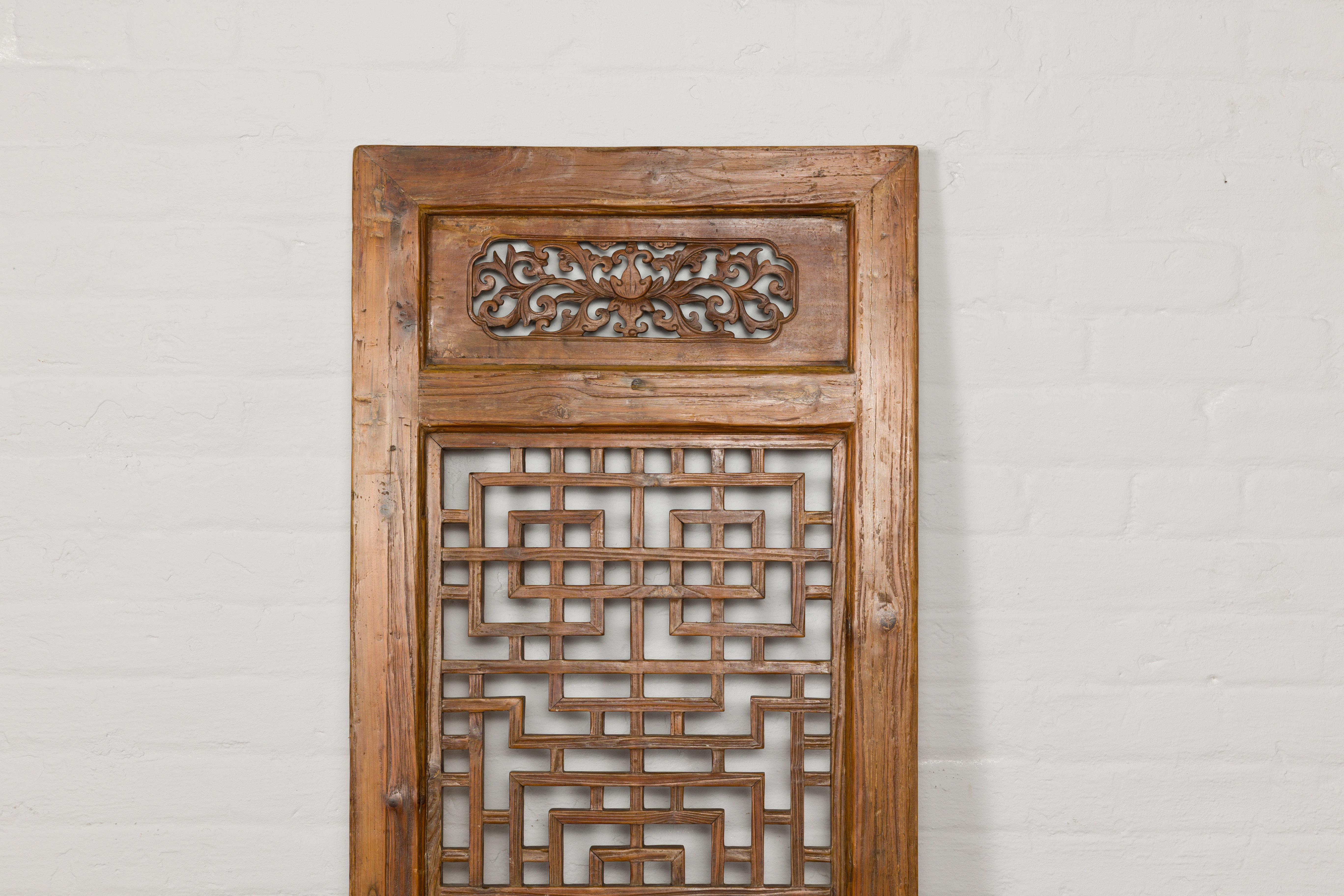 Chinese Qing Dynasty 19th Century Fretwork Screen with Carved Scrolling Motifs For Sale 4