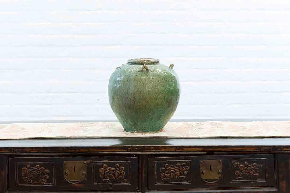 Chinesisches Wassergefäß aus der Qing Dynasty (19. Jahrhundert), grün glasiert, mit Schlaufengriffen (Qing-Dynastie) im Angebot