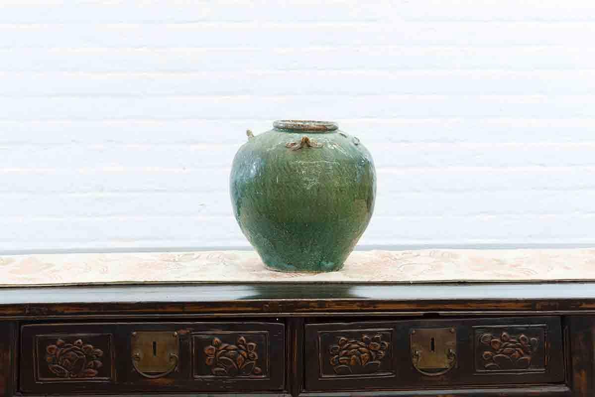 Chinesisches Wassergefäß aus der Qing Dynasty (19. Jahrhundert), grün glasiert, mit Schlaufengriffen im Zustand „Gut“ im Angebot in Yonkers, NY