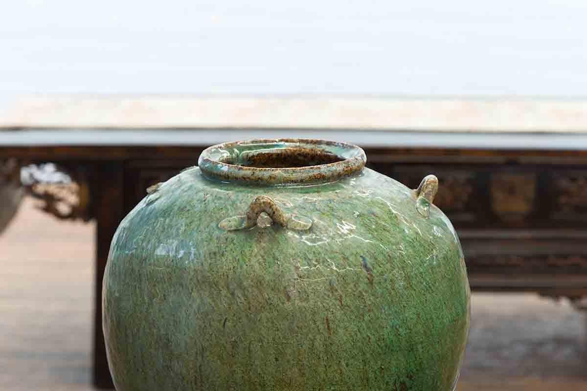 Chinesisches Wassergefäß aus der Qing Dynasty (19. Jahrhundert), grün glasiert, mit Schlaufengriffen im Angebot 1
