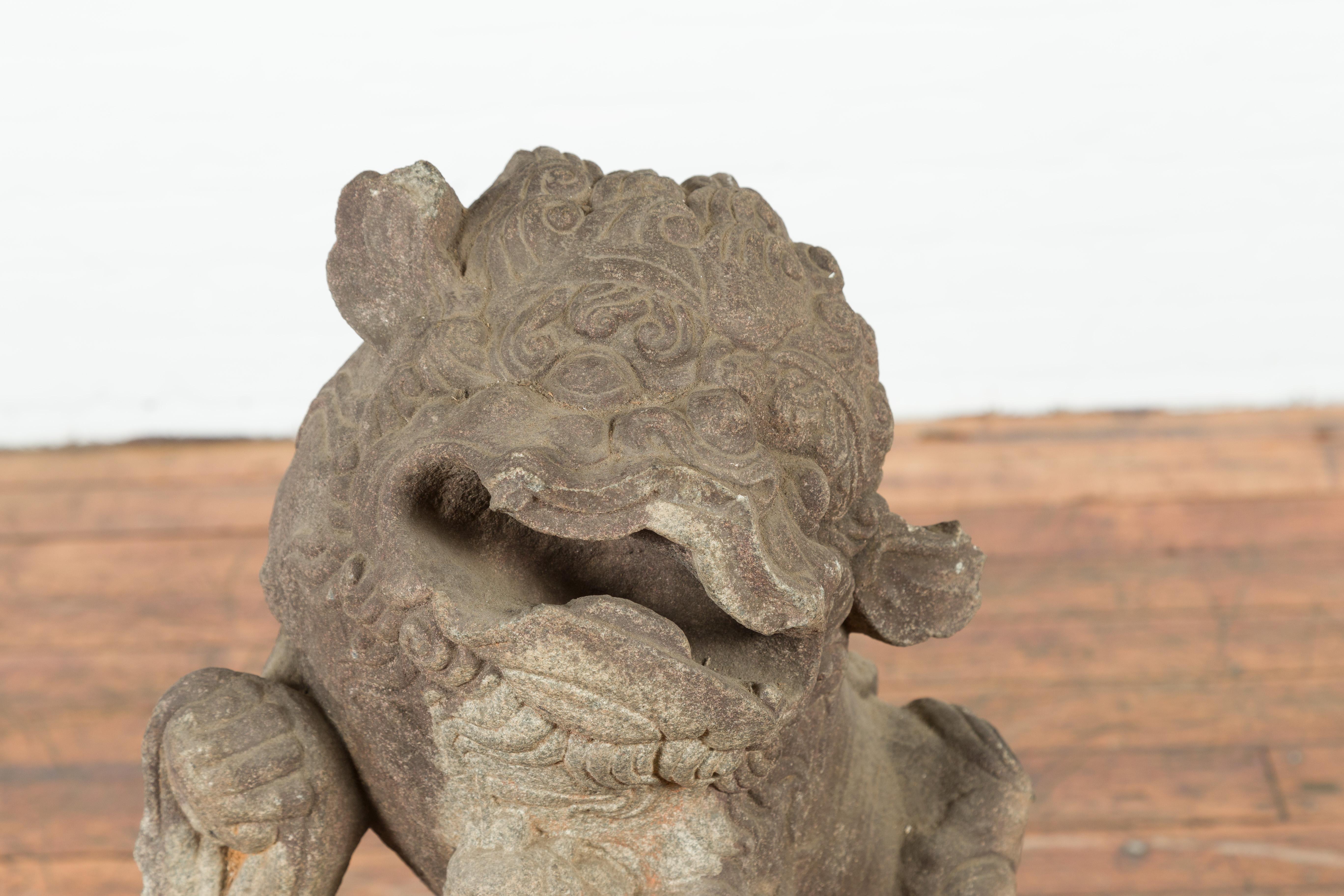 Chinesische Qing Dynasty 19. Jahrhundert Hand geschnitzt Foo Hund Skulptur auf Basis montiert im Zustand „Gut“ im Angebot in Yonkers, NY