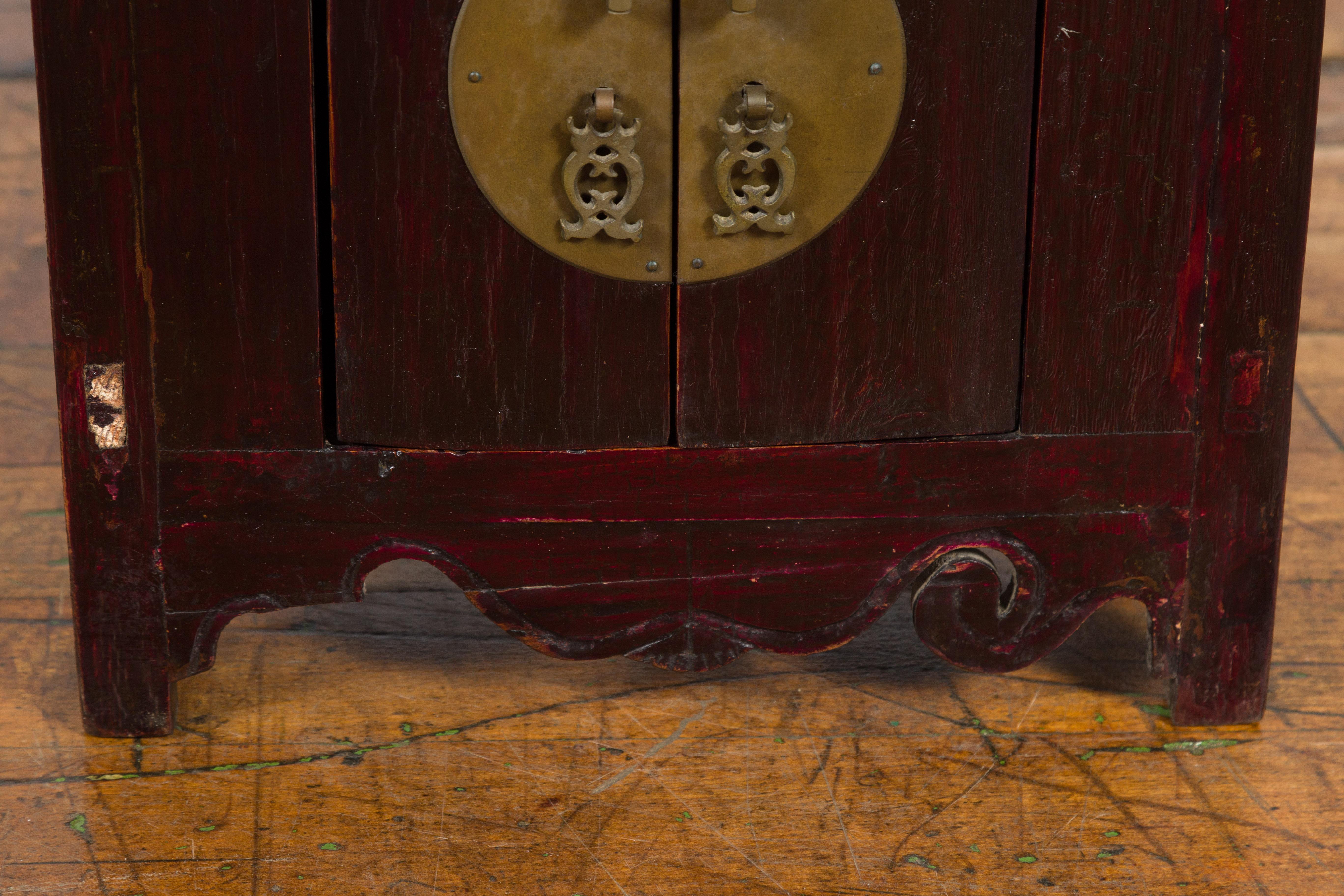 Chinesischer Schmuckschrank aus der chinesischen Qing-Dynastie des 19. Jahrhunderts mit Sternschnitzereien im Angebot 6