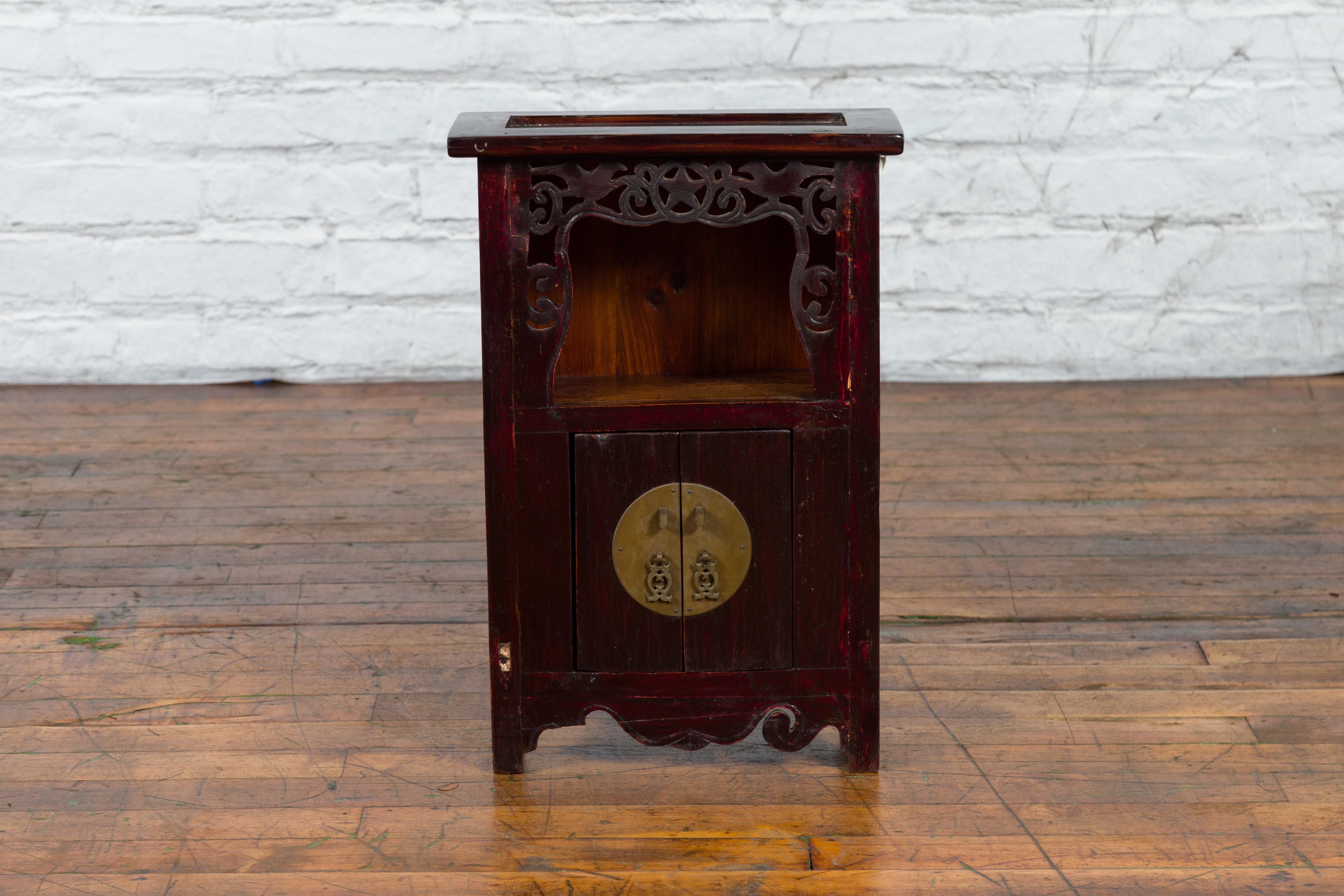 Chinese Qing Dynasty 19th Century Jewelry Cabinet with Star-Carved Shelf In Good Condition For Sale In Yonkers, NY