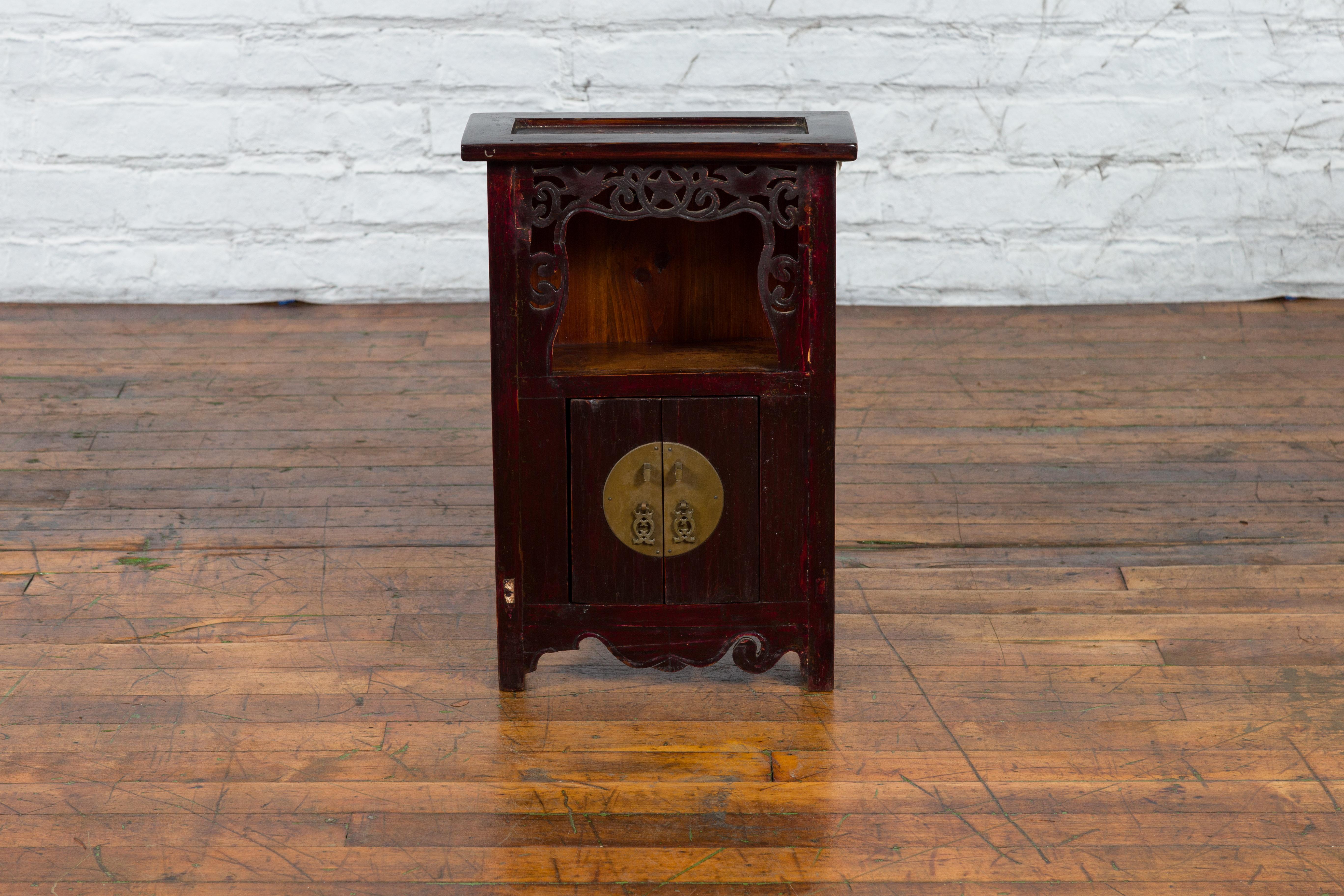 Chinese Qing Dynasty 19th Century Jewelry Cabinet with Star-Carved Shelf For Sale 2