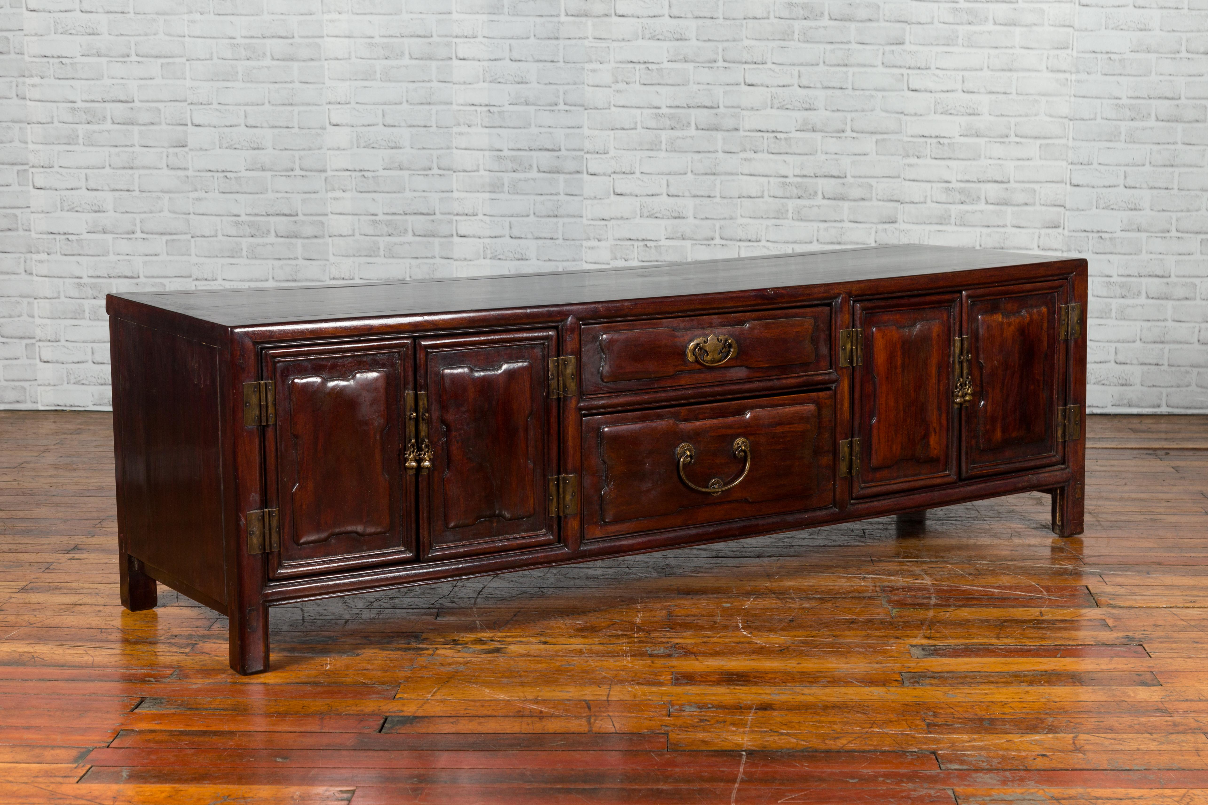 Chinese Qing Dynasty 19th Century Kang Cabinet with Double Doors and Drawers In Good Condition In Yonkers, NY