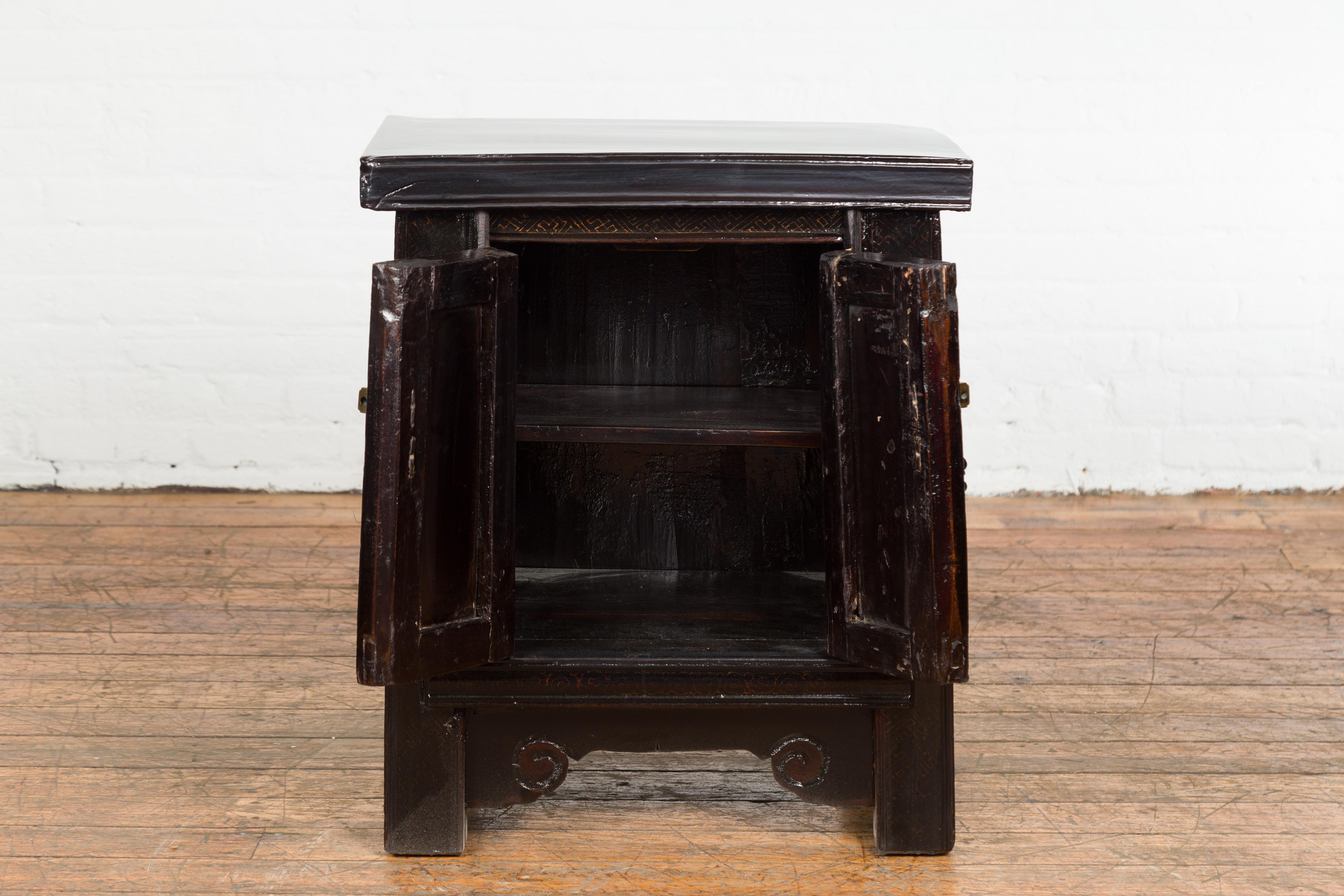 19th Century Chinese Antique Lacquered Bedside Cabinet  For Sale 6