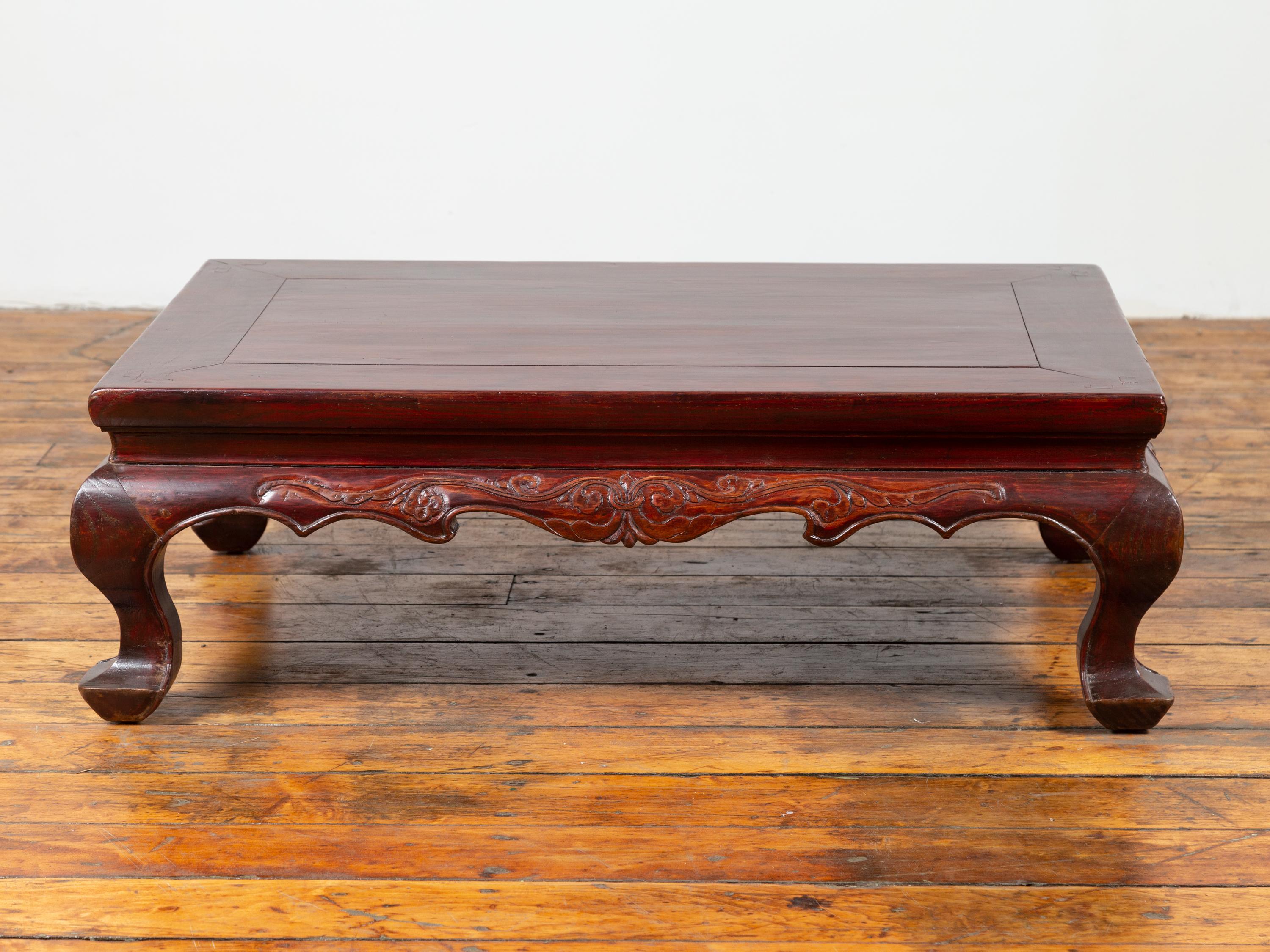 Chinesische Qing-Dynastie 19. Jahrhundert Lackiertes Holz niedriger Tisch mit Cabriole Beine im Angebot 6