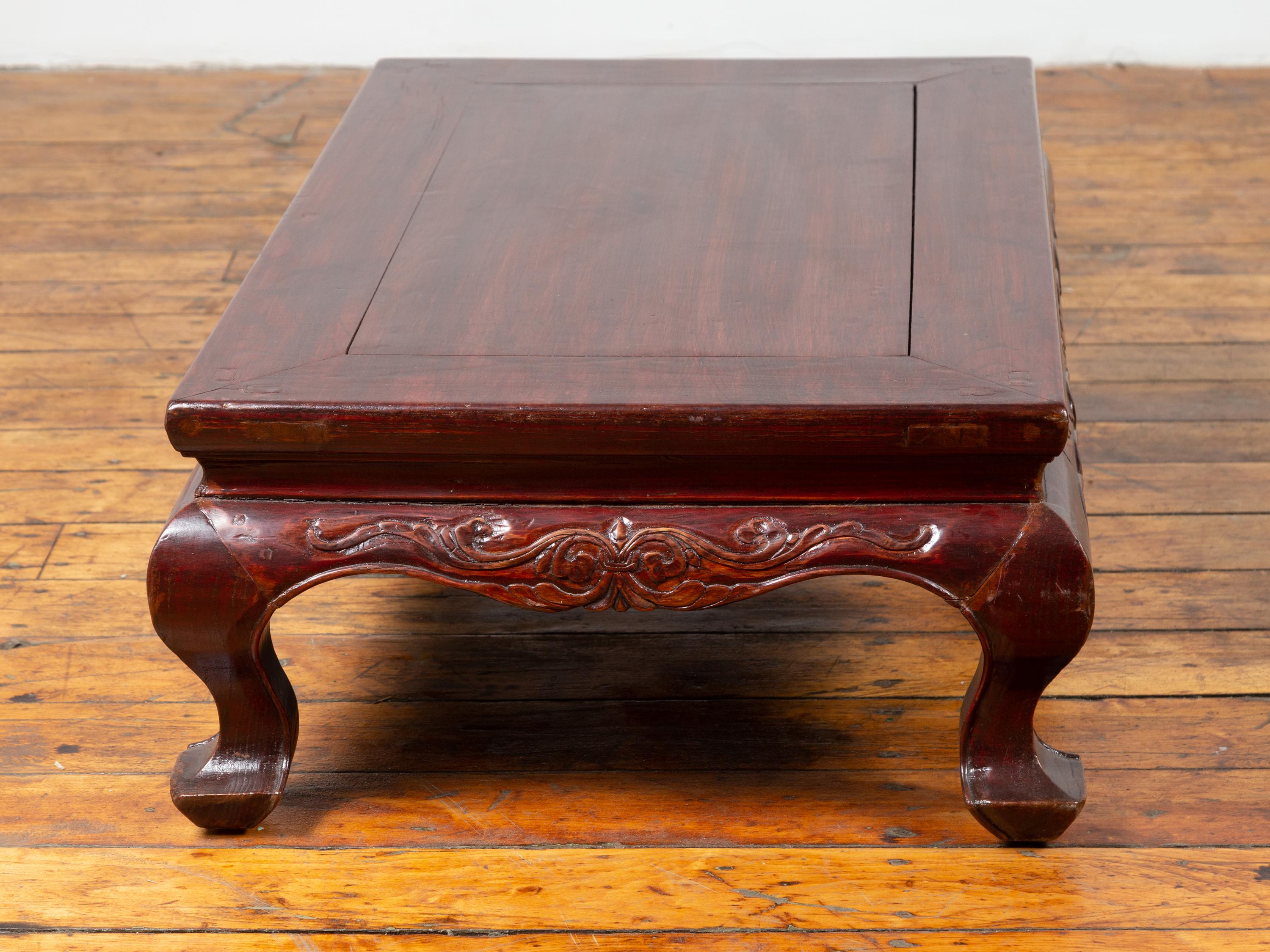 Chinesische Qing-Dynastie 19. Jahrhundert Lackiertes Holz niedriger Tisch mit Cabriole Beine im Angebot 7