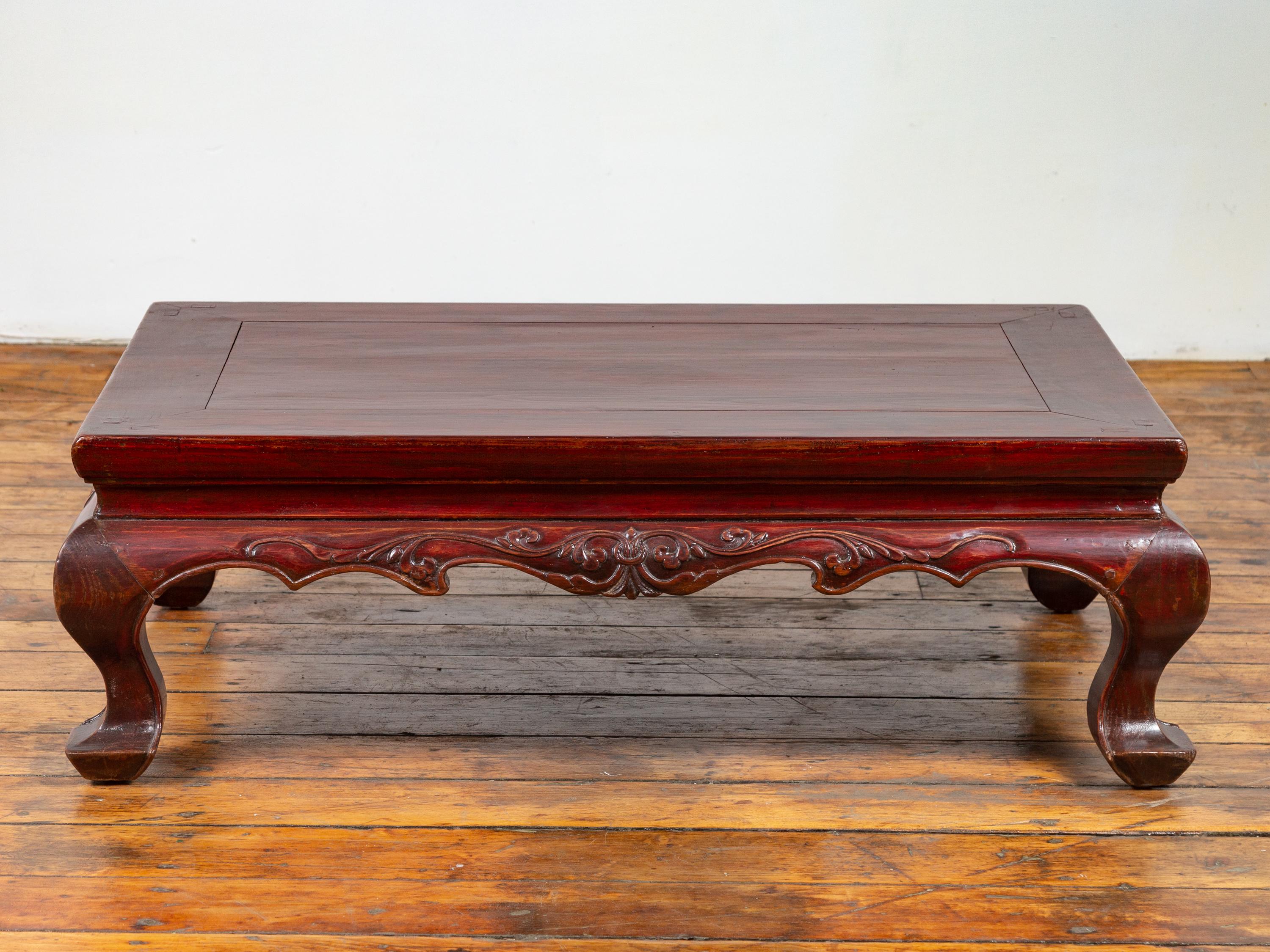 Chinesische Qing-Dynastie 19. Jahrhundert Lackiertes Holz niedriger Tisch mit Cabriole Beine (Geschnitzt) im Angebot