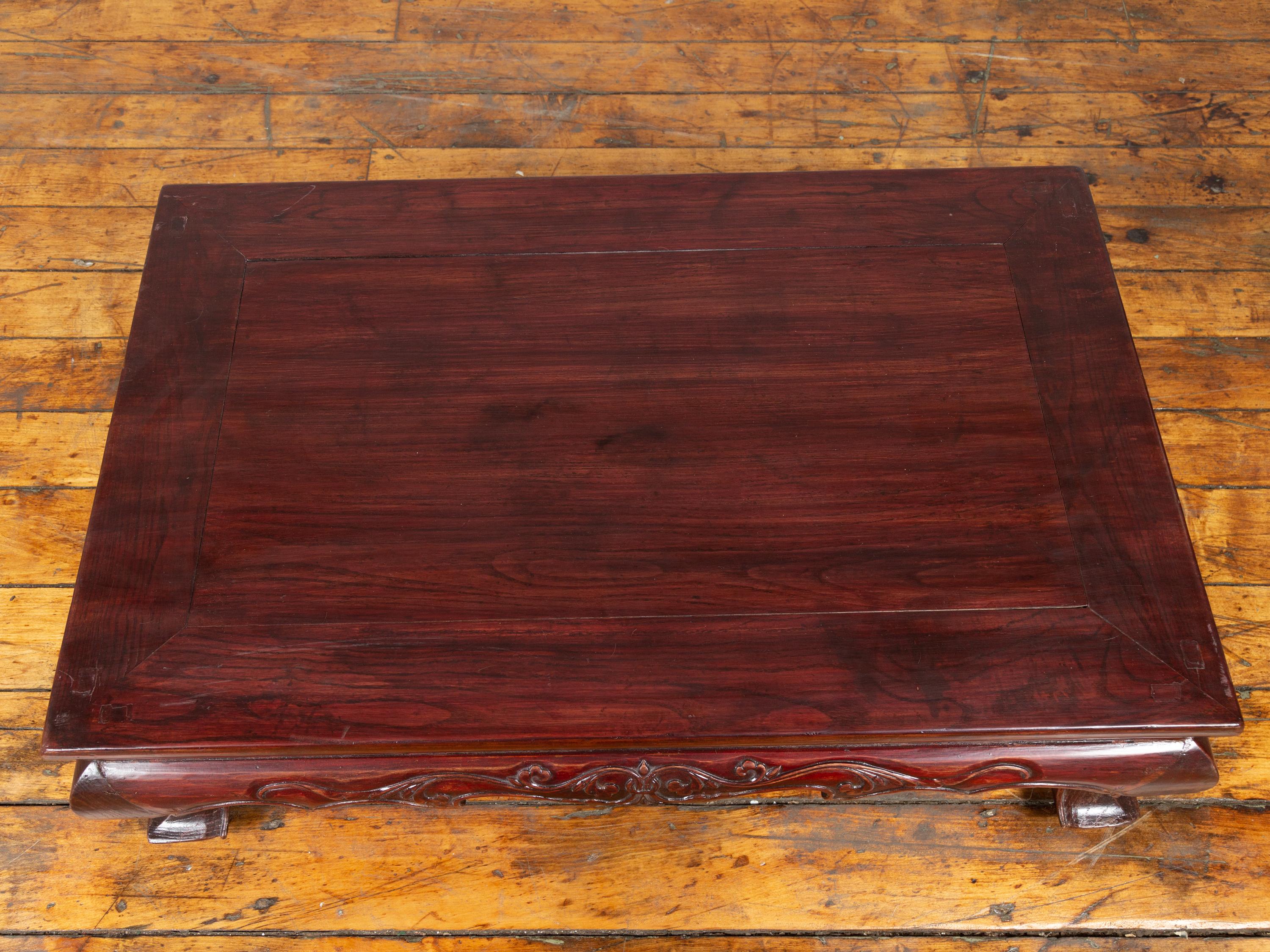 Chinesische Qing-Dynastie 19. Jahrhundert Lackiertes Holz niedriger Tisch mit Cabriole Beine im Zustand „Gut“ im Angebot in Yonkers, NY