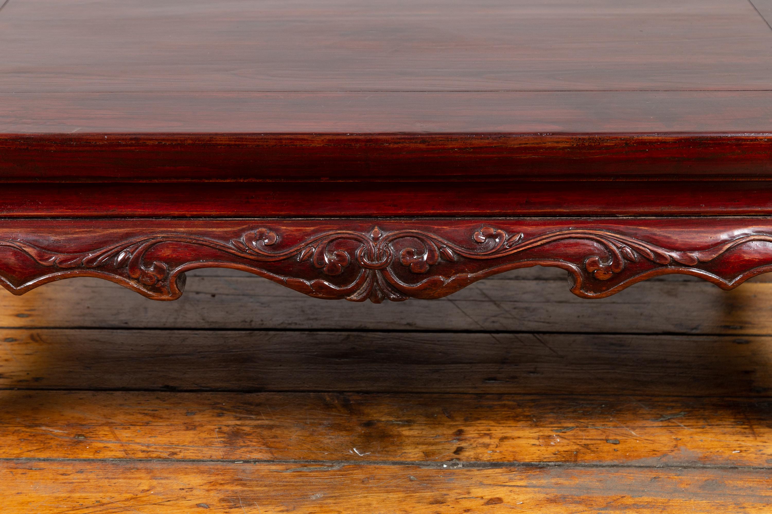 Chinesische Qing-Dynastie 19. Jahrhundert Lackiertes Holz niedriger Tisch mit Cabriole Beine im Angebot 1