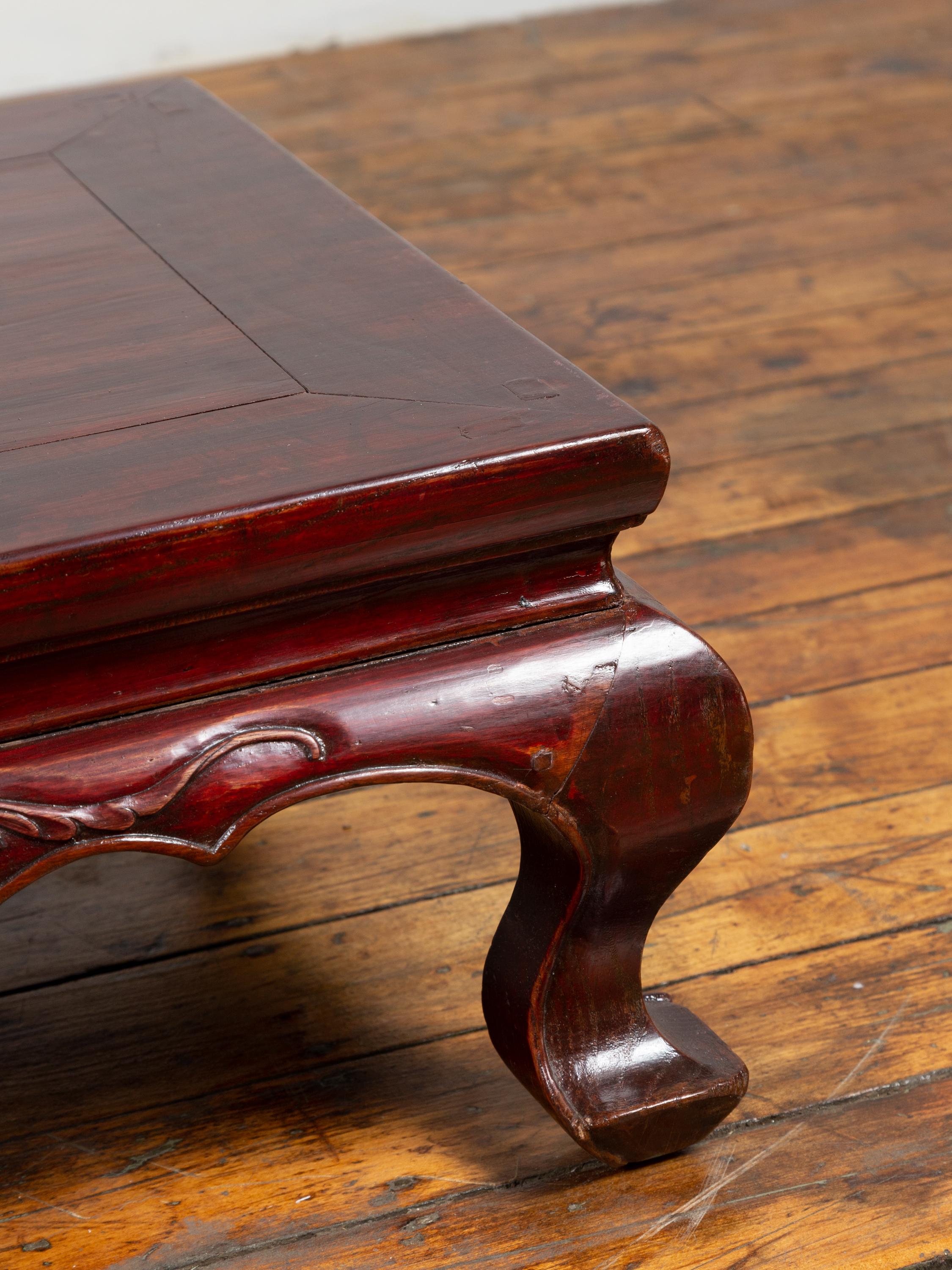 Chinese Qing Dynasty 19th Century Lacquered Wood Low Table with Cabriole Legs In Good Condition For Sale In Yonkers, NY