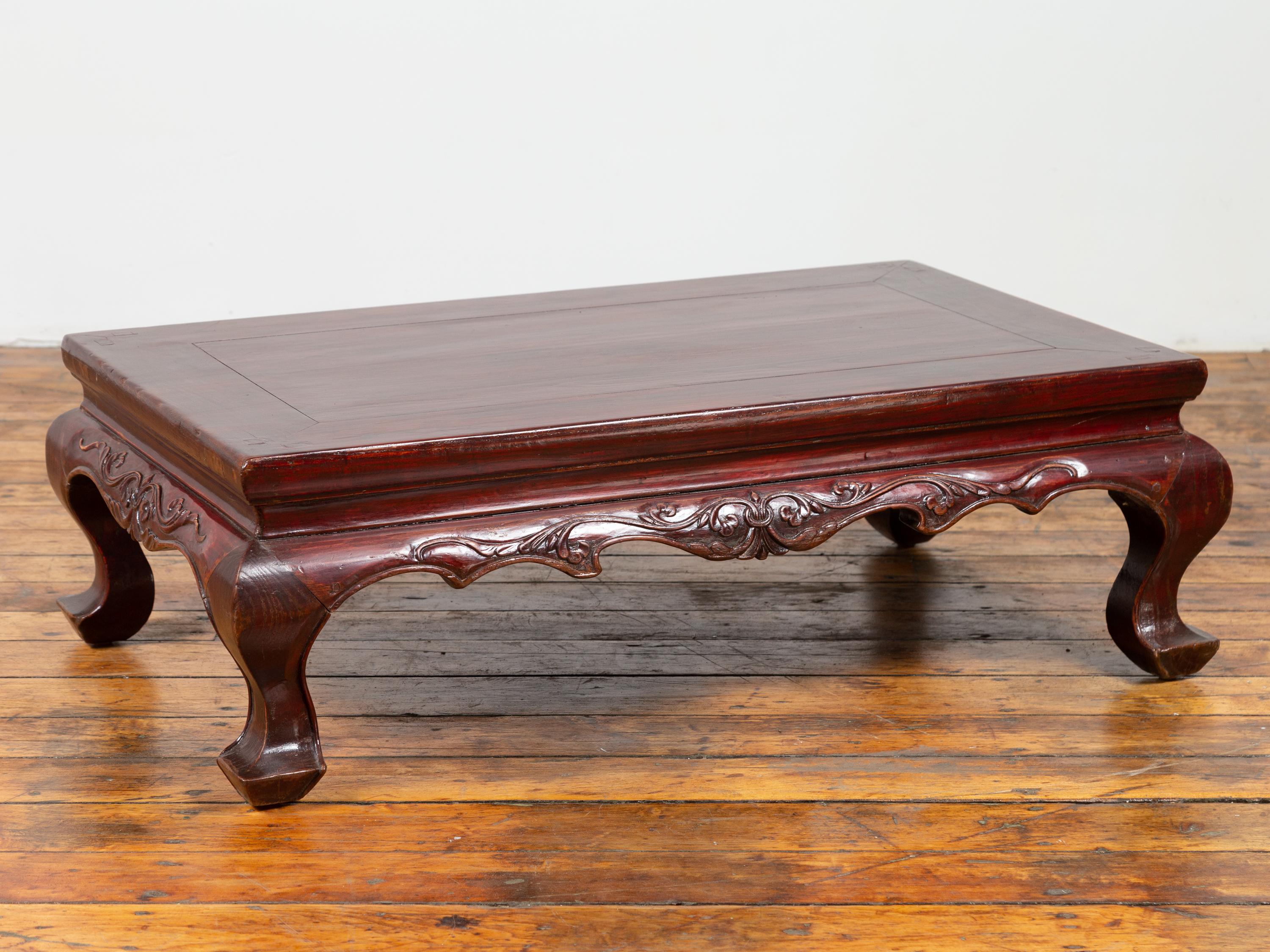 Chinesische Qing-Dynastie 19. Jahrhundert Lackiertes Holz niedriger Tisch mit Cabriole Beine im Angebot 4