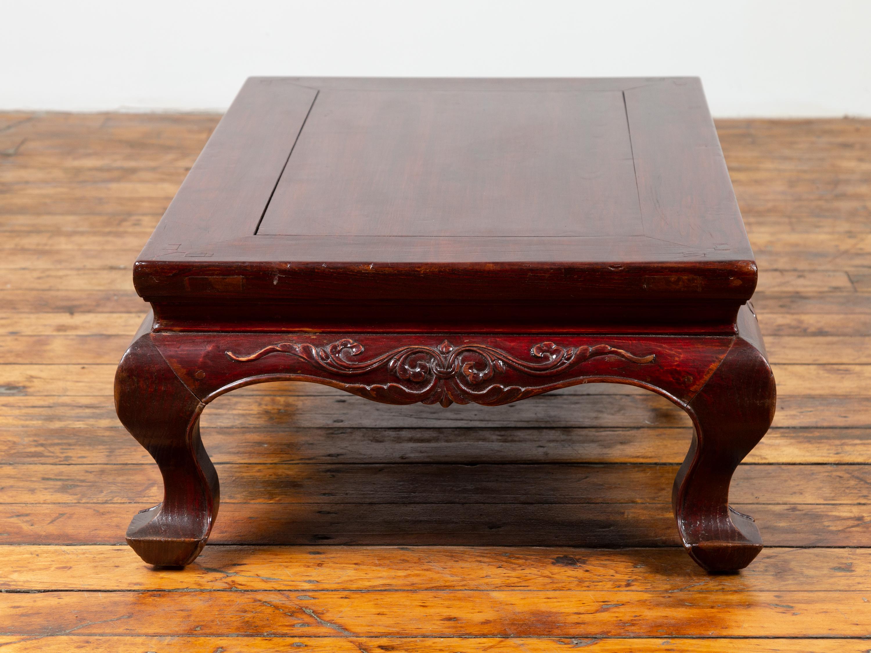 Chinese Qing Dynasty 19th Century Lacquered Wood Low Table with Cabriole Legs For Sale 2