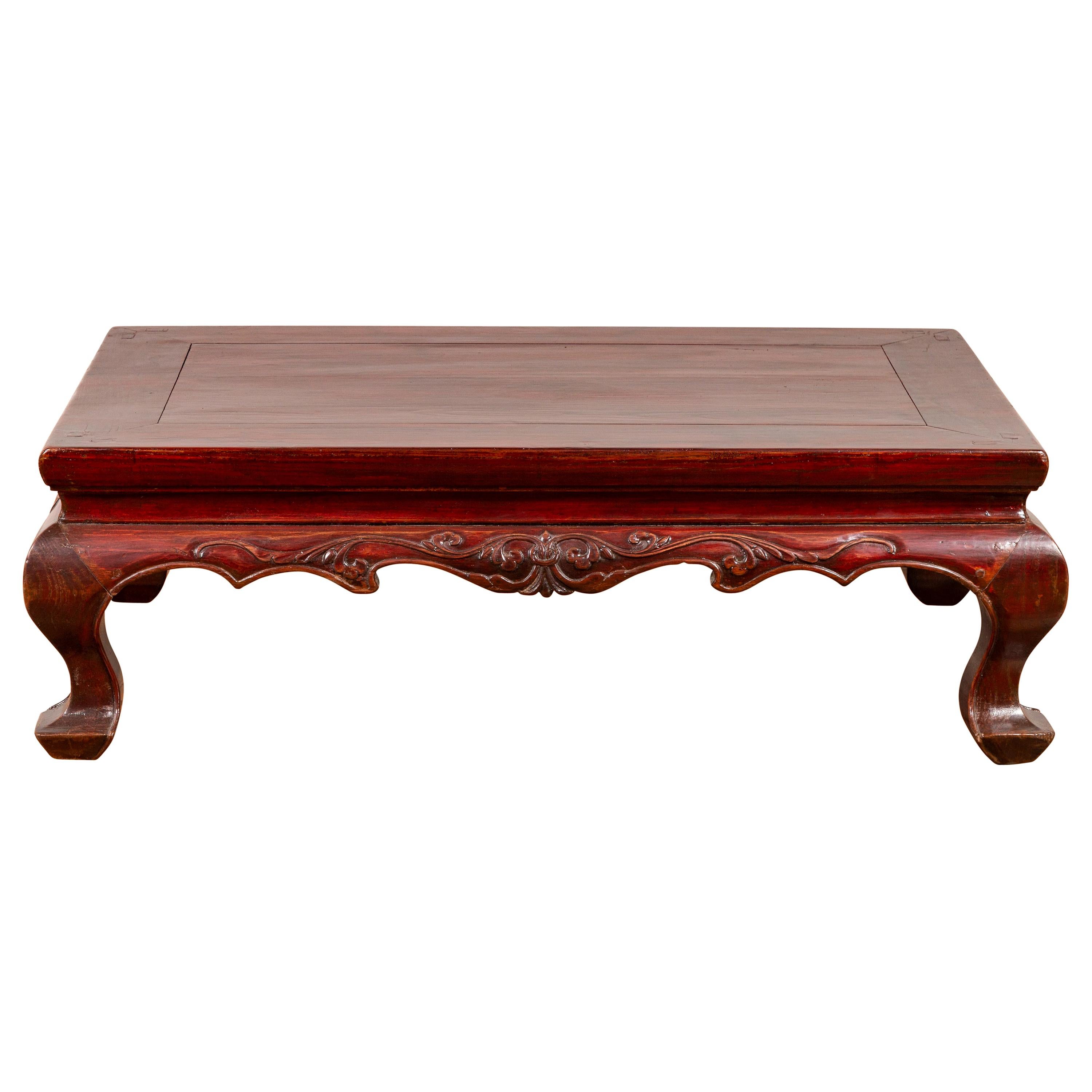 Table basse en bois laqué de la dynastie chinoise Qing du 19e siècle avec pieds cabrioles