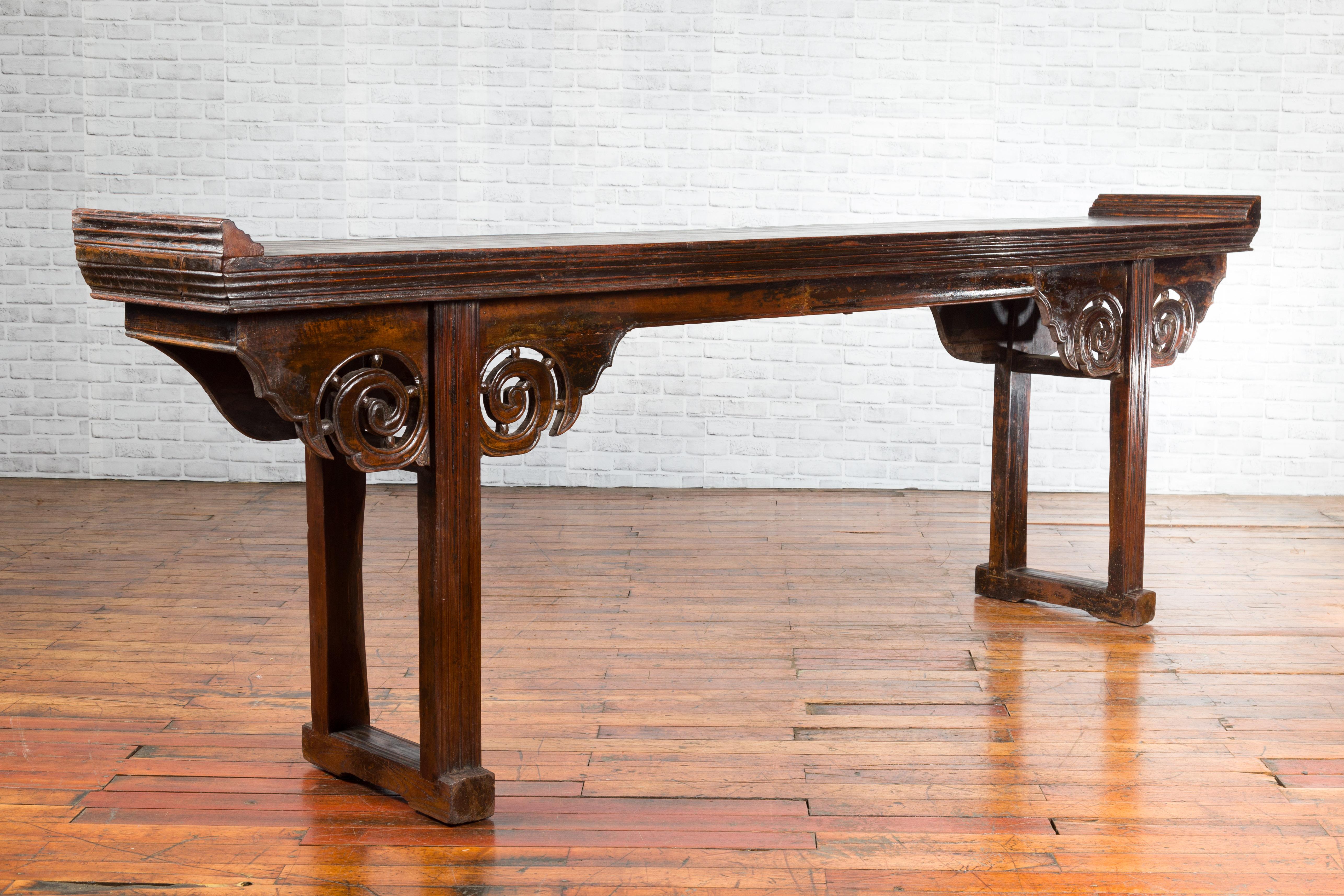 Chinese Qing Dynasty 19th Century Long Altar Console Table with Scrolling Motifs In Good Condition In Yonkers, NY