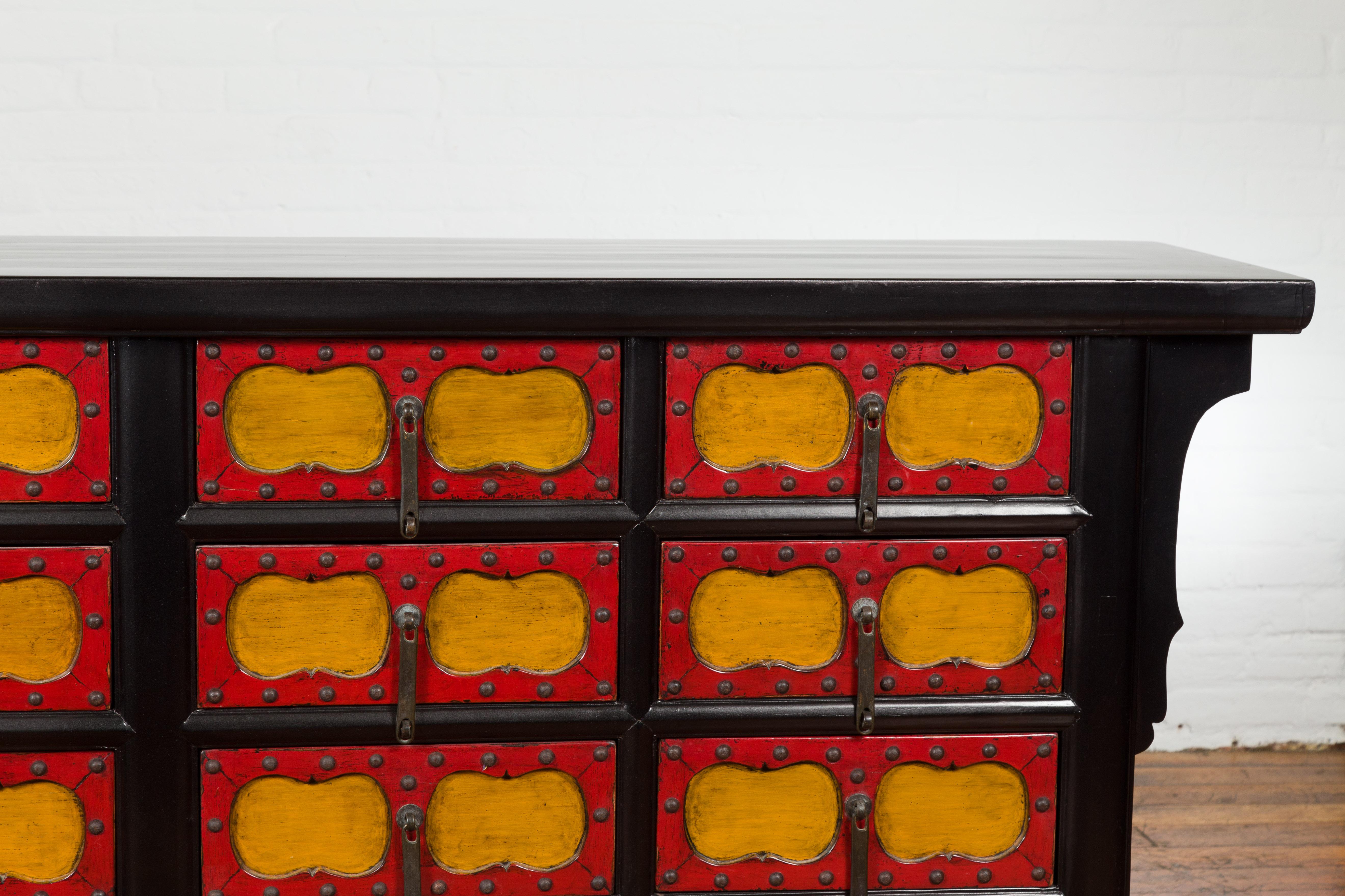 Langes polychromes Sideboard mit 12 Schubladen aus der chinesischen Qing-Dynastie des 19. Jahrhunderts (Eisen) im Angebot