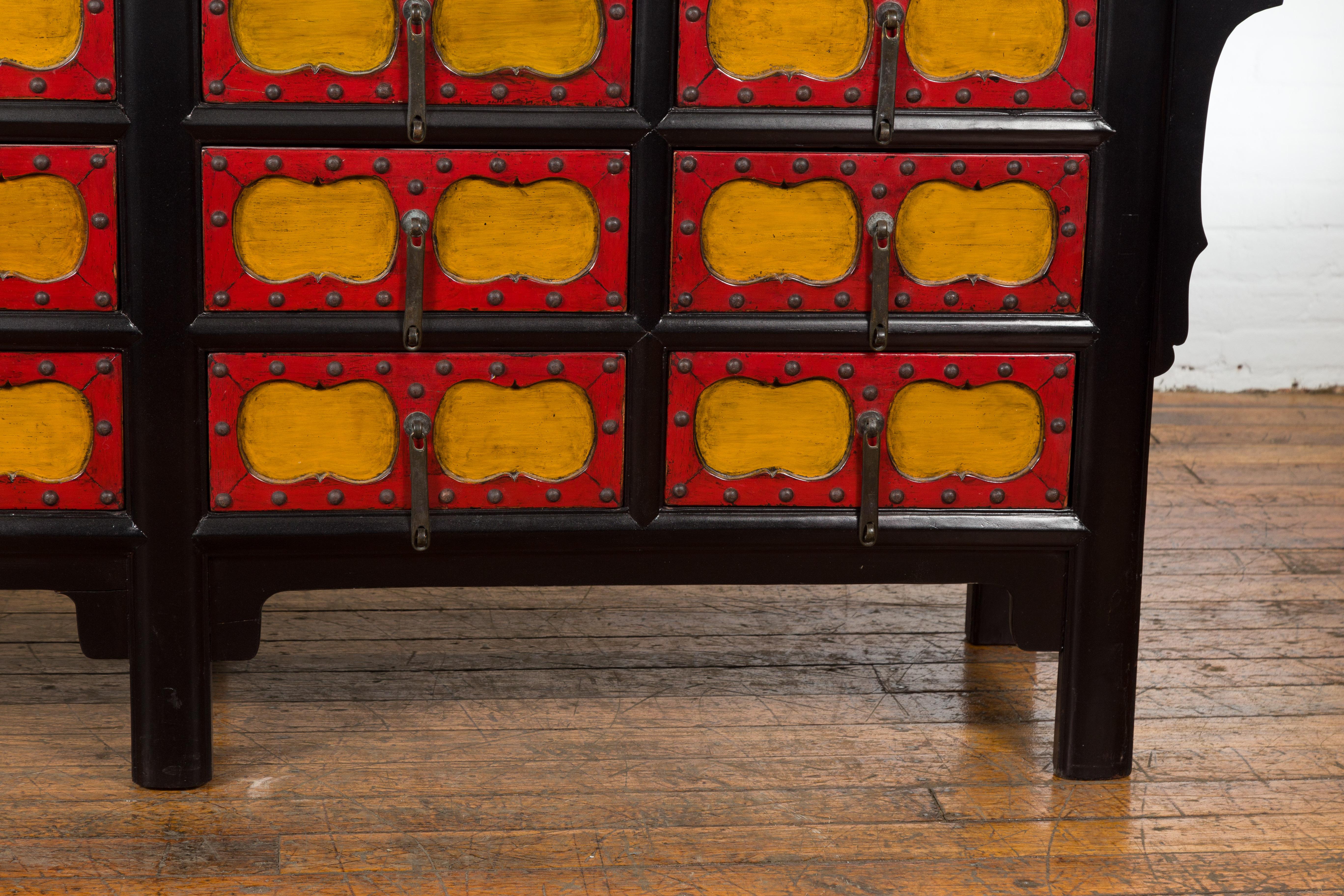 Langes polychromes Sideboard mit 12 Schubladen aus der chinesischen Qing-Dynastie des 19. Jahrhunderts im Angebot 1