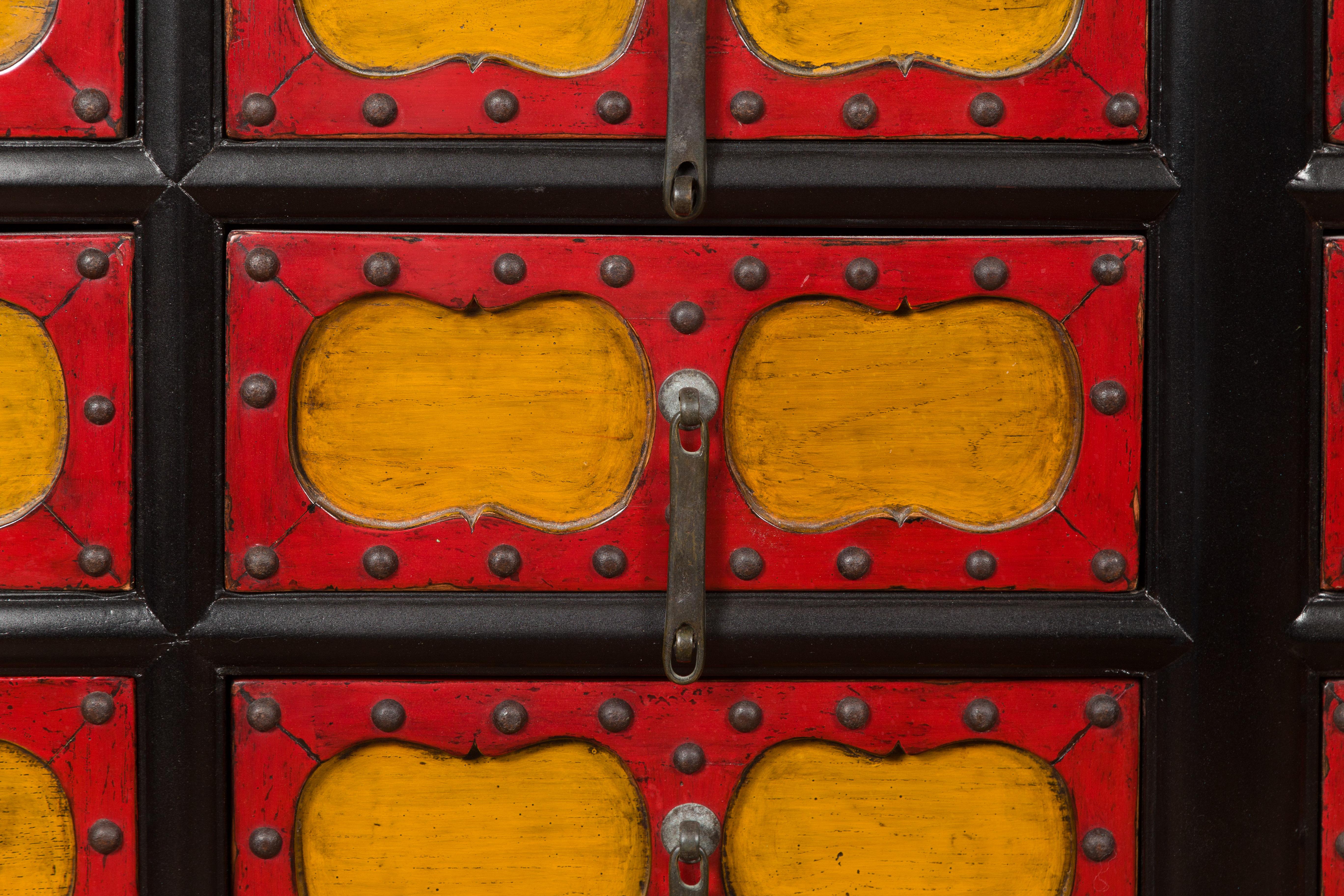 Langes polychromes Sideboard mit 12 Schubladen aus der chinesischen Qing-Dynastie des 19. Jahrhunderts im Angebot 3