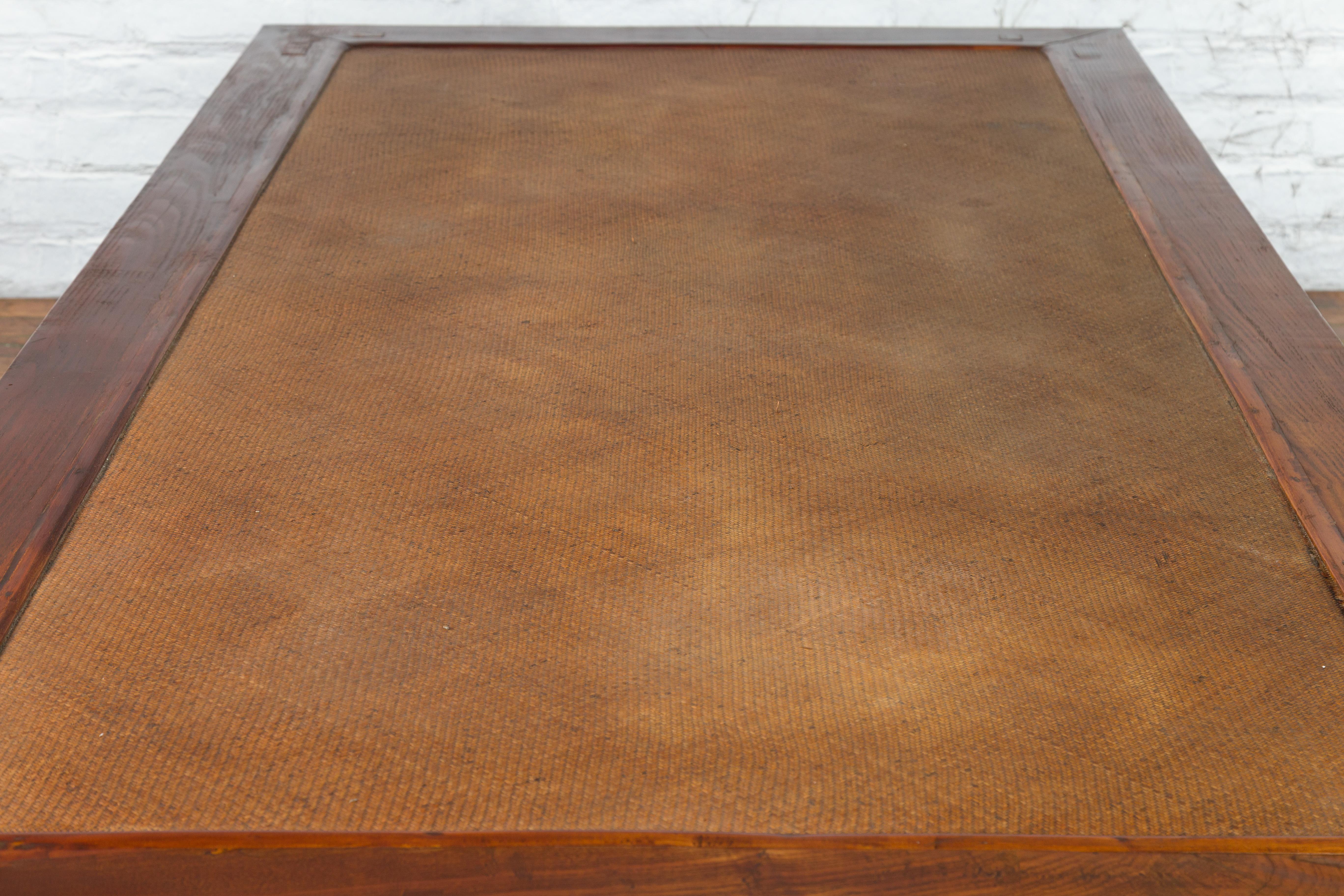Table basse en acajou teinté, dynastie Qing, 19e siècle, avec plateau en rotin en vente 10