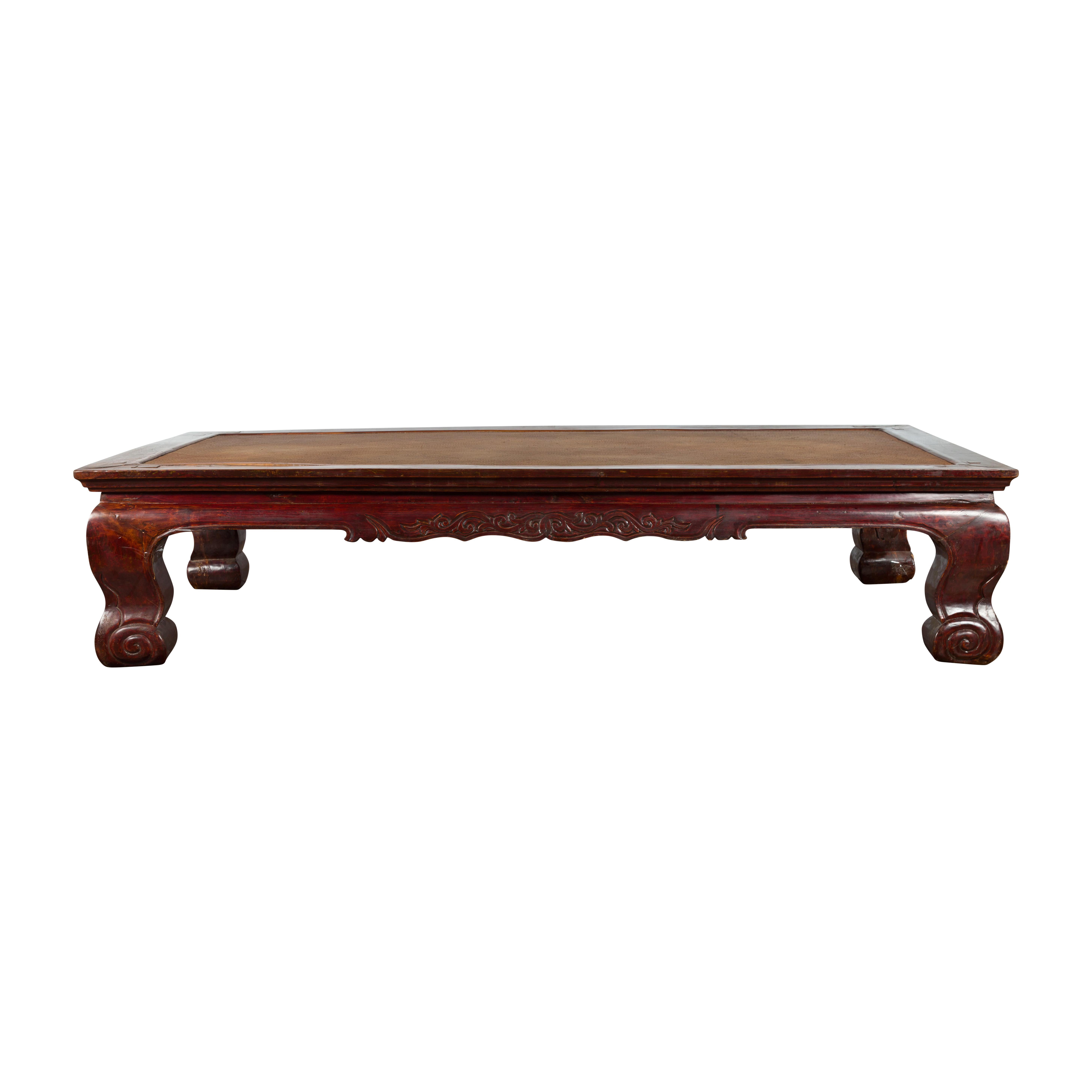 Table basse en acajou teinté, dynastie Qing, 19e siècle, avec plateau en rotin en vente 13