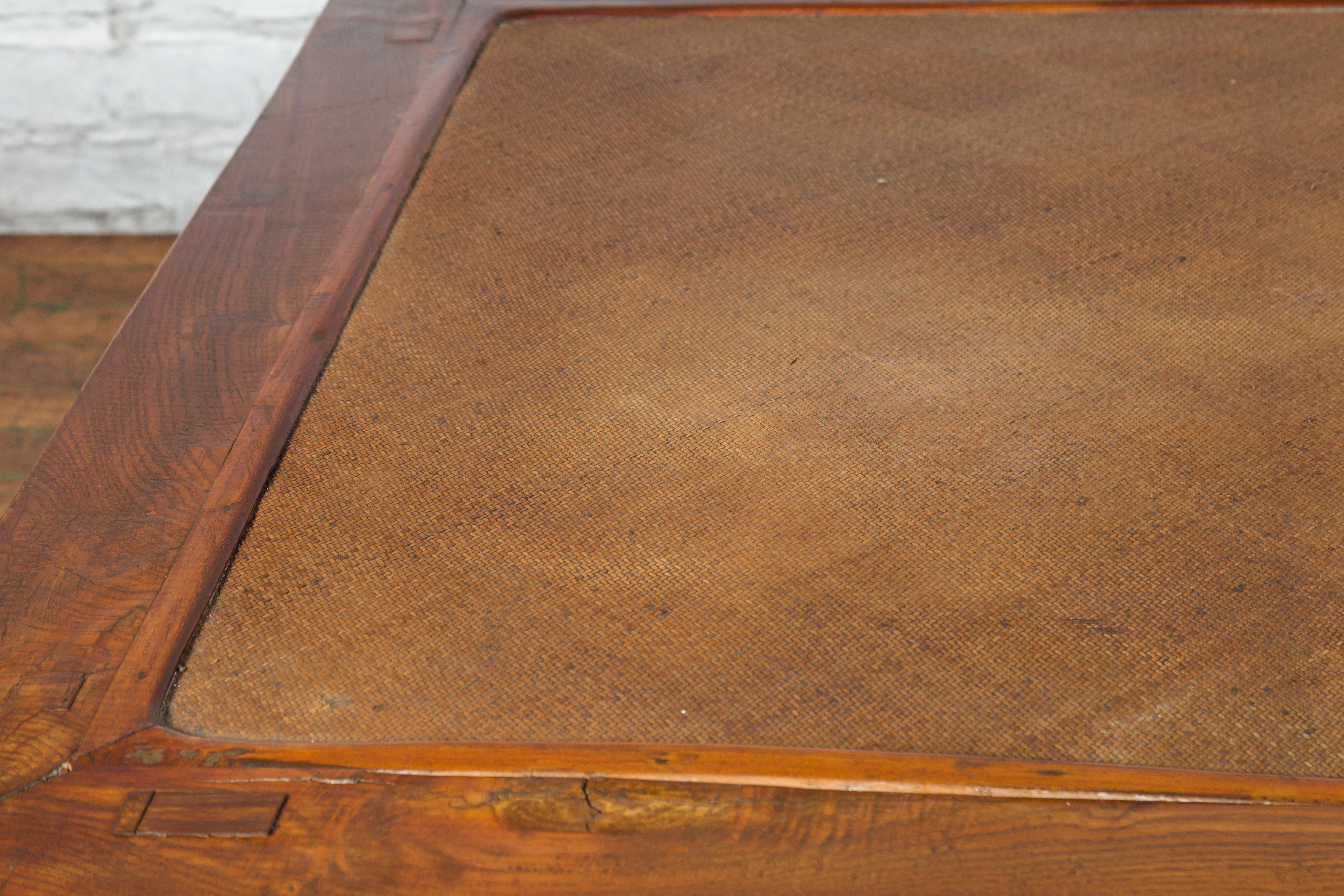 Table basse en acajou teinté, dynastie Qing, 19e siècle, avec plateau en rotin en vente 2