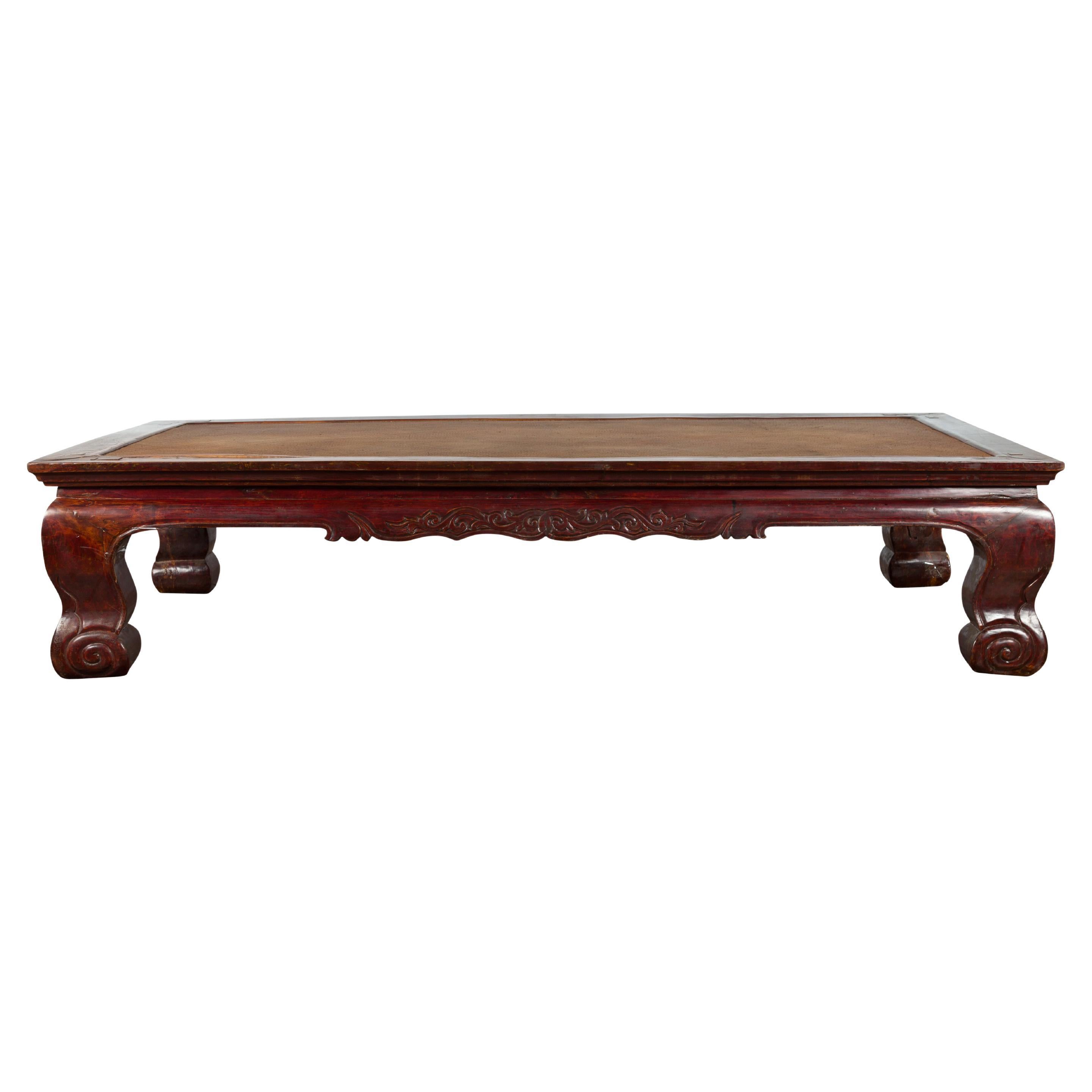 Table basse chinoise du 19ème siècle de la dynastie Qing en acajou teinté avec plateau en rotin