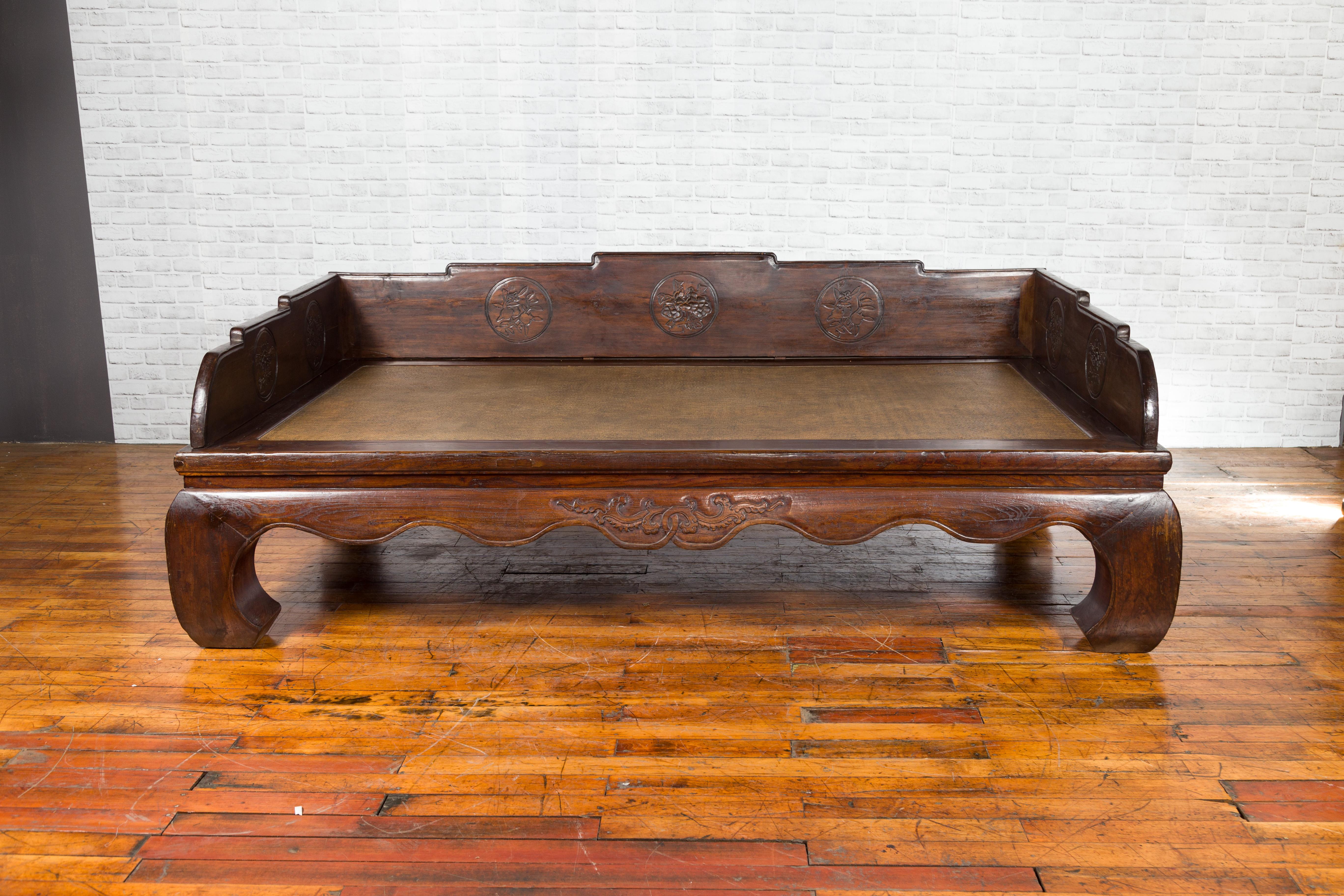 Chinese Qing Dynasty 19th Century Opium Daybed with Rattan Top and Chow Legs For Sale 3