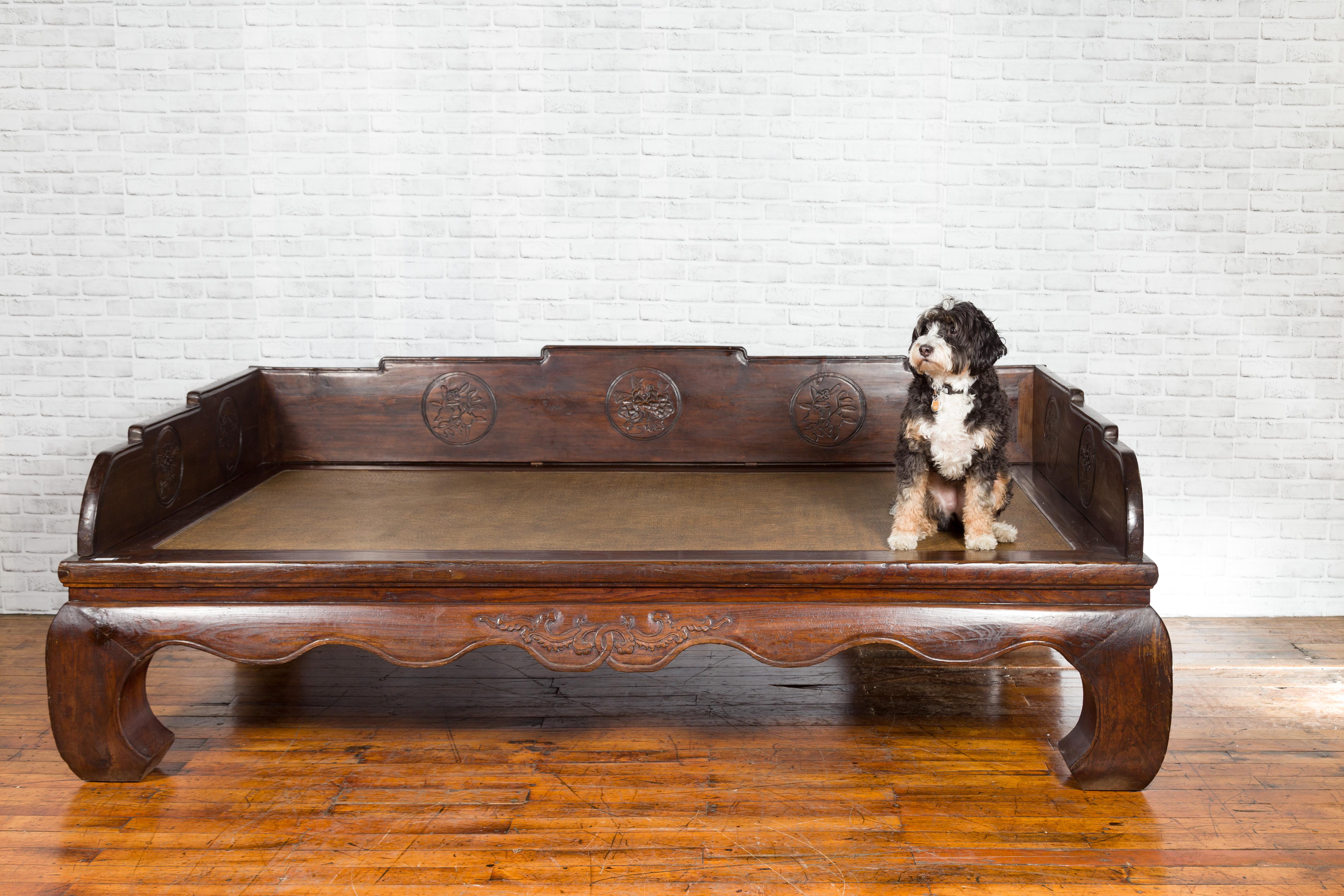 Chinese Qing Dynasty 19th Century Opium Daybed with Rattan Top and Chow Legs For Sale 7