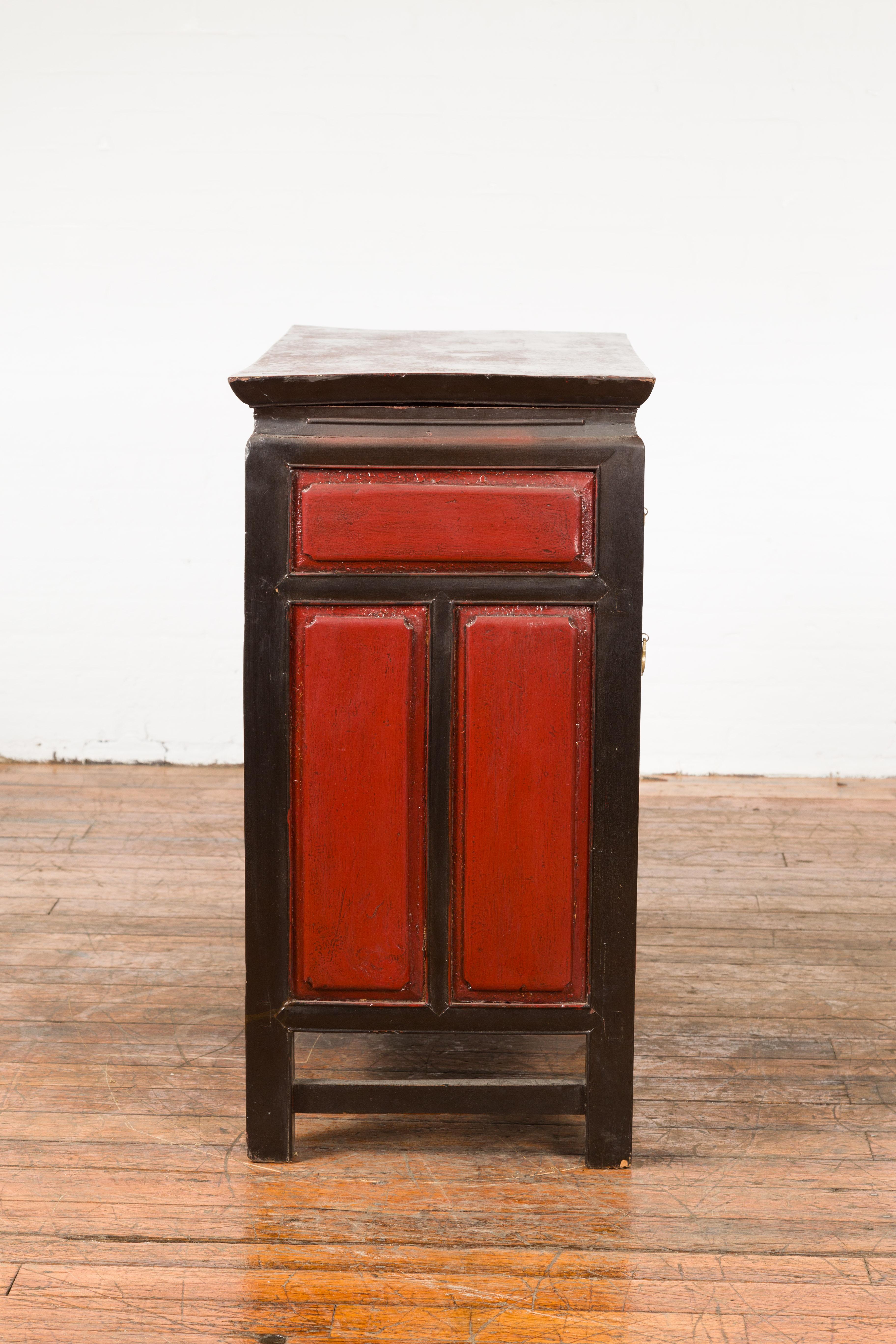 Chinese Qing Dynasty 19th Century Red and Black Lacquer Cabinet with Drawers For Sale 7