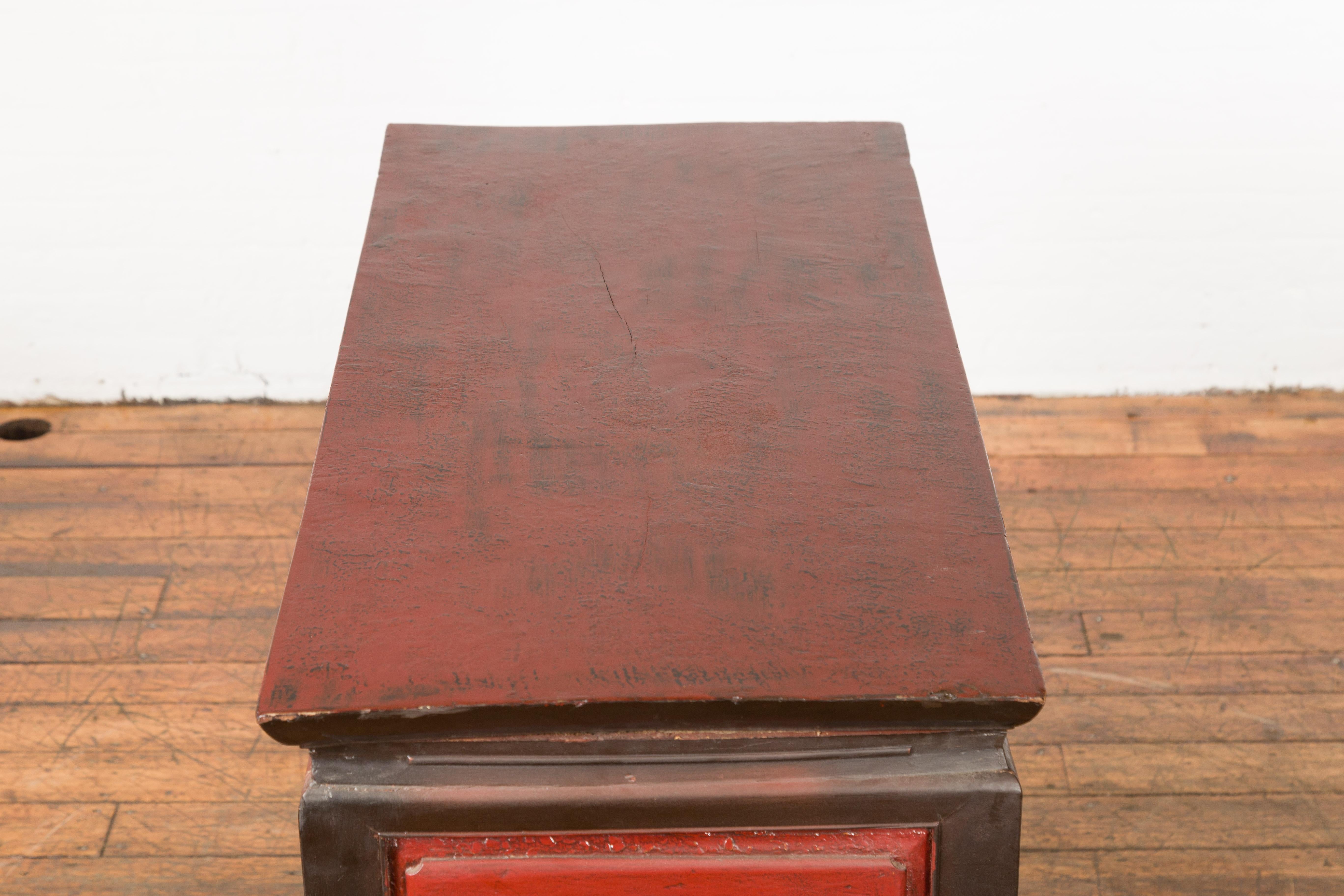 Chinese Qing Dynasty 19th Century Red and Black Lacquer Cabinet with Drawers For Sale 8