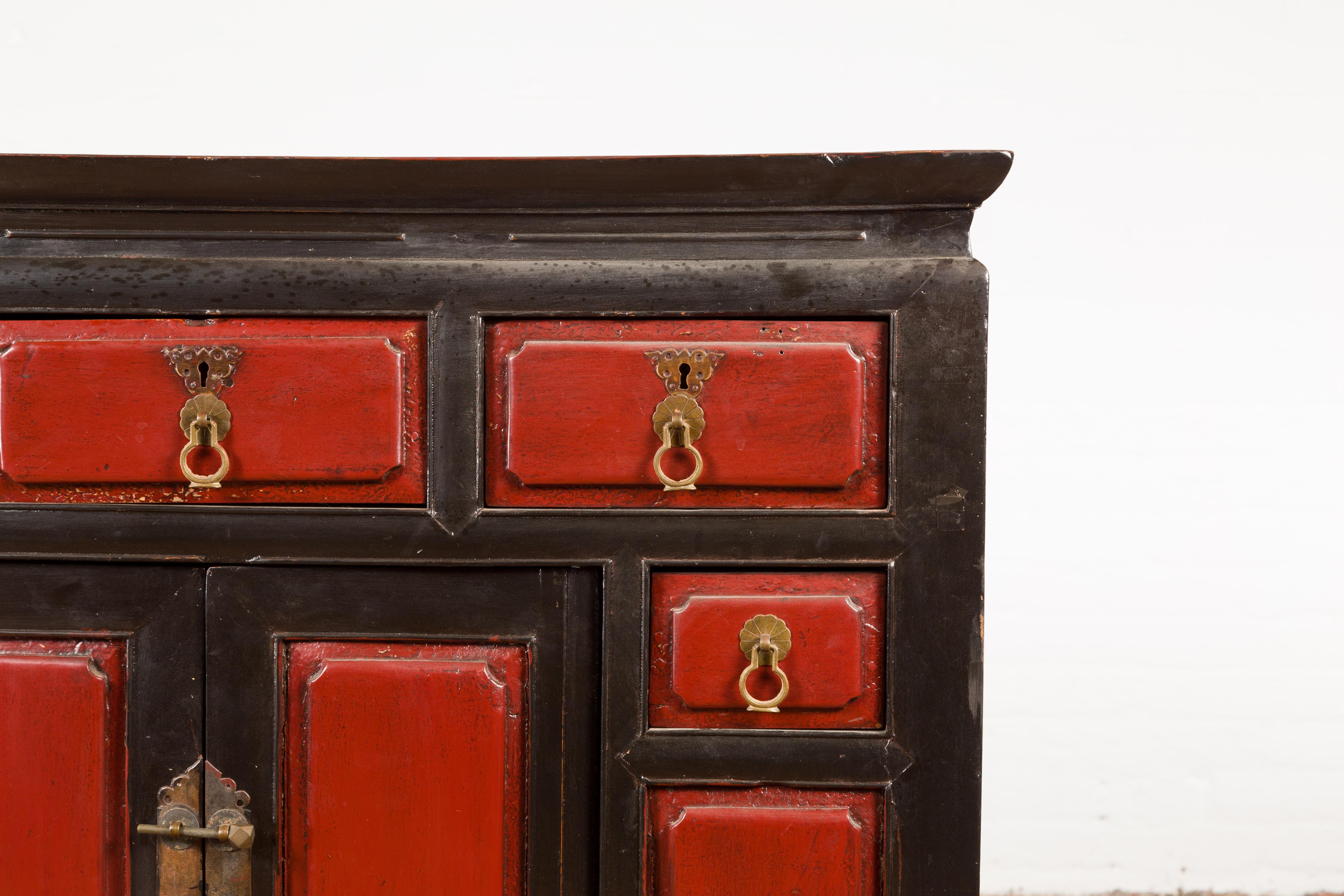 Bois Armoire en laque rouge et noire du XIXe siècle de la dynastie chinoise Qing avec tiroirs en vente