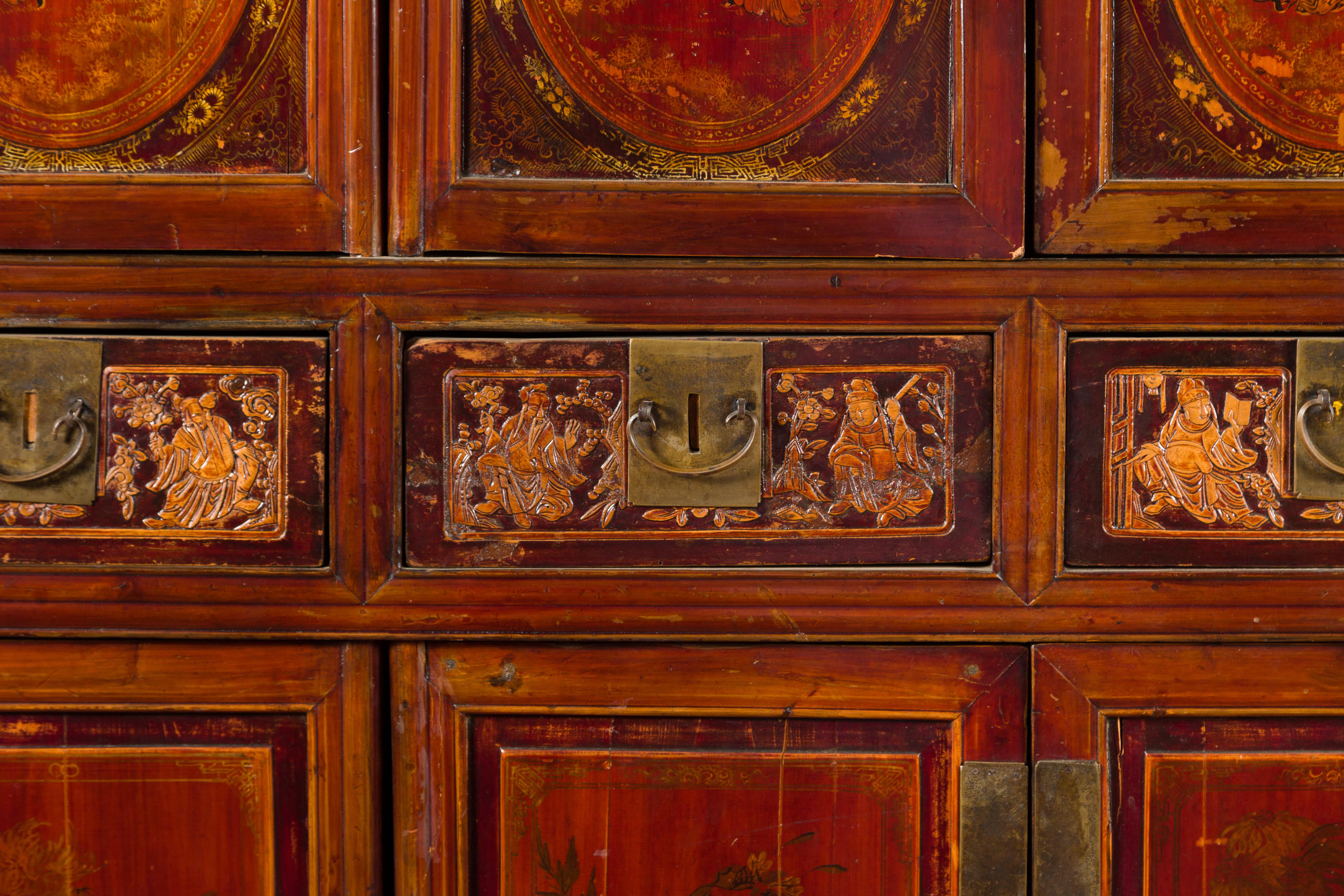 Cabinet rouge à huit portes et quatre tiroirs, dynastie chinoise Qing, 19e siècle en vente 4